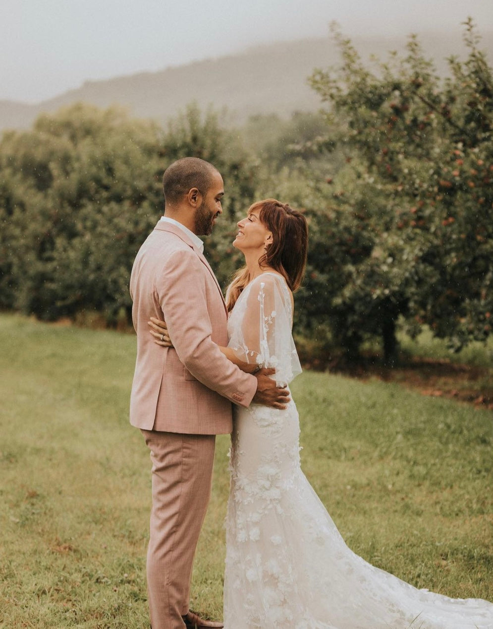 Binder *échantillon taille 18*- robe de mariée coupe ajustée en dentelle florale 3D et manches romantiques amovibles Binder *échantillon taille 18*- robe de mariée coupe ajustée en dentelle florale 3D et manches romantiques amovibles