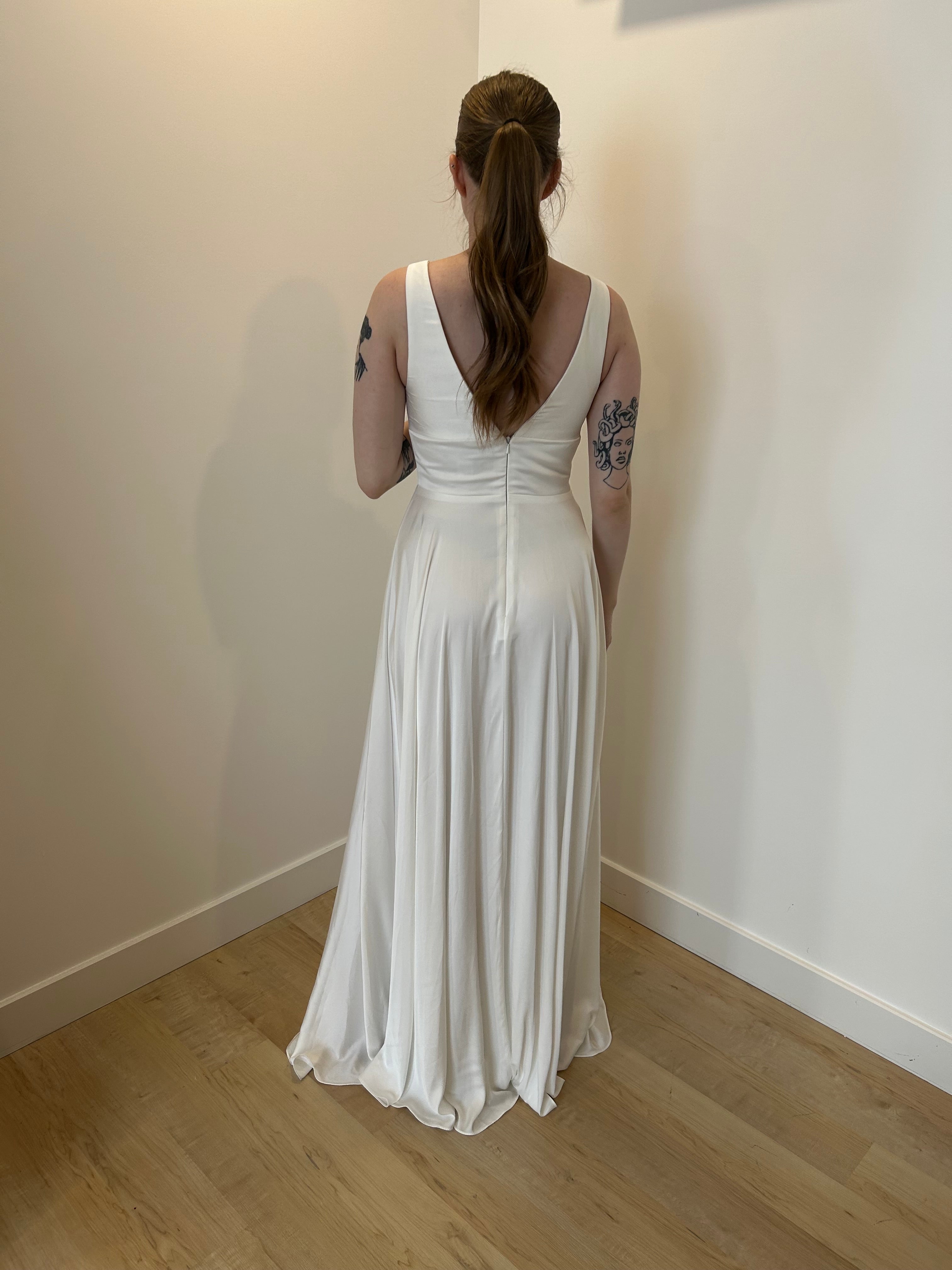 Liza - robe longue en tissus satiné avec décolleté en V et jambe fendue Liza - robe longue en tissus satiné avec décolleté en V et jambe fendue