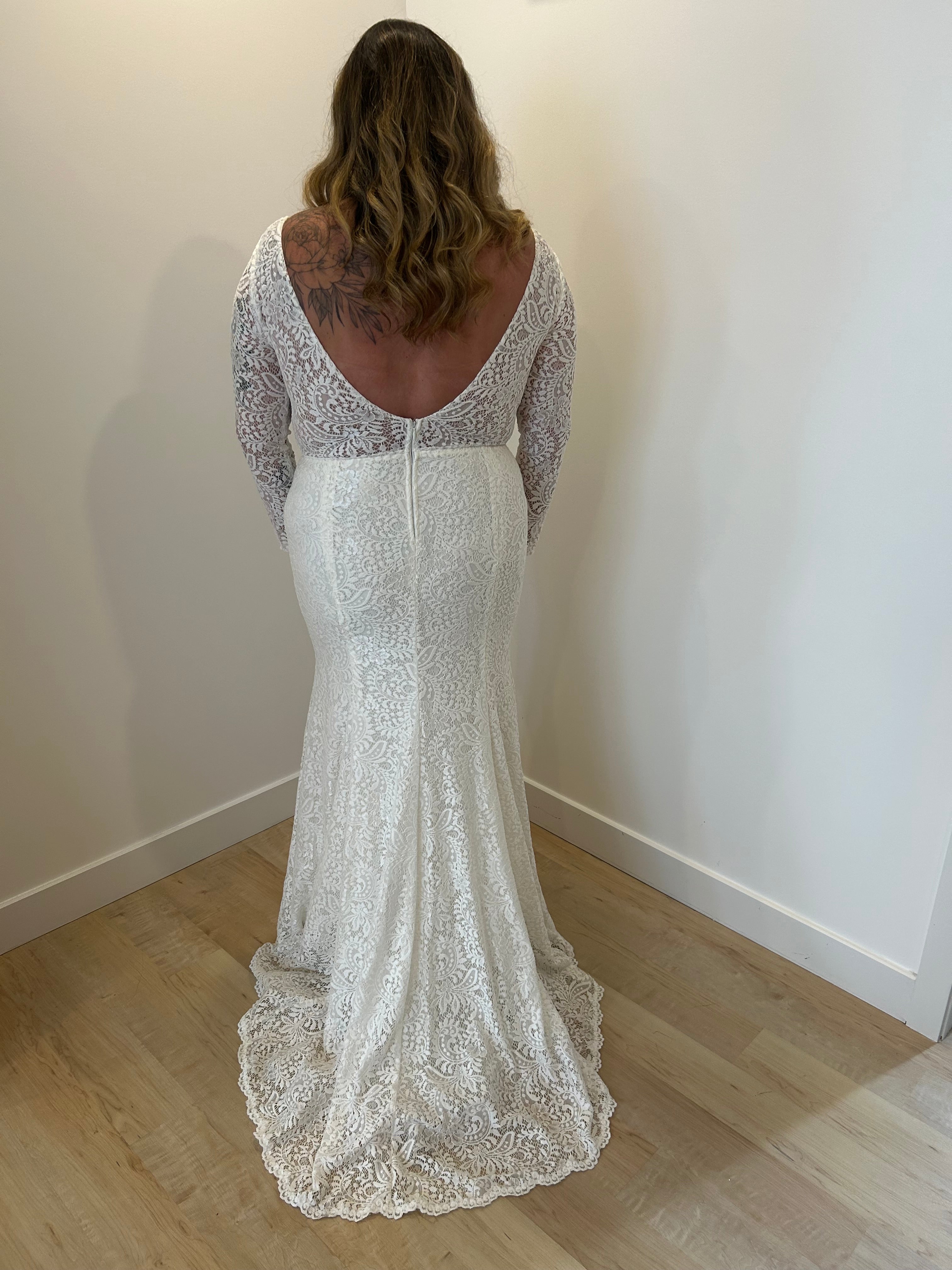 Wilma - robe de mariée en dentelle extensible de coupe ajustée avec dos ouvert en V Wilma - robe de mariée en dentelle extensible de coupe ajustée avec dos ouvert en V