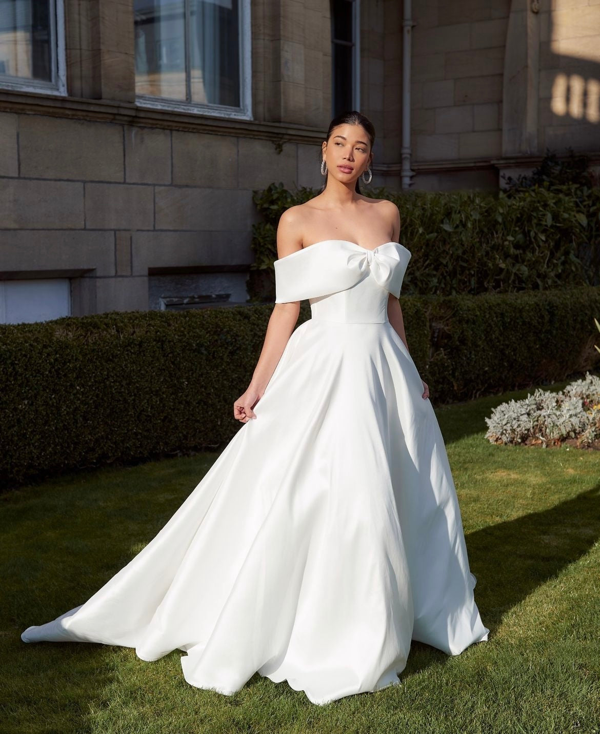 * EXCLUSIVITÉ * Bowton - robe de mariée moderne et classique à bustier off shoulders à boucle statement en tissus satiné avec jupe ample * EXCLUSIVITÉ * Bowton - robe de mariée moderne et classique à bustier off shoulders à boucle statement en tissus satiné avec jupe ample