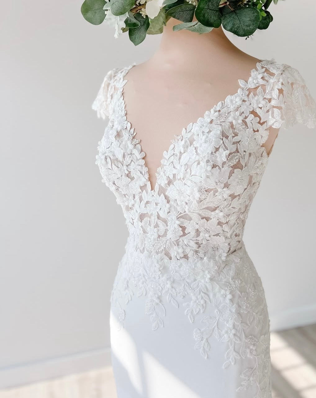 Anthony - robe de mariée ajustée en crêpe avec détails de dentelle et manches courtes avec dos en V Anthony - robe de mariée ajustée en crêpe avec détails de dentelle et manches courtes avec dos en V