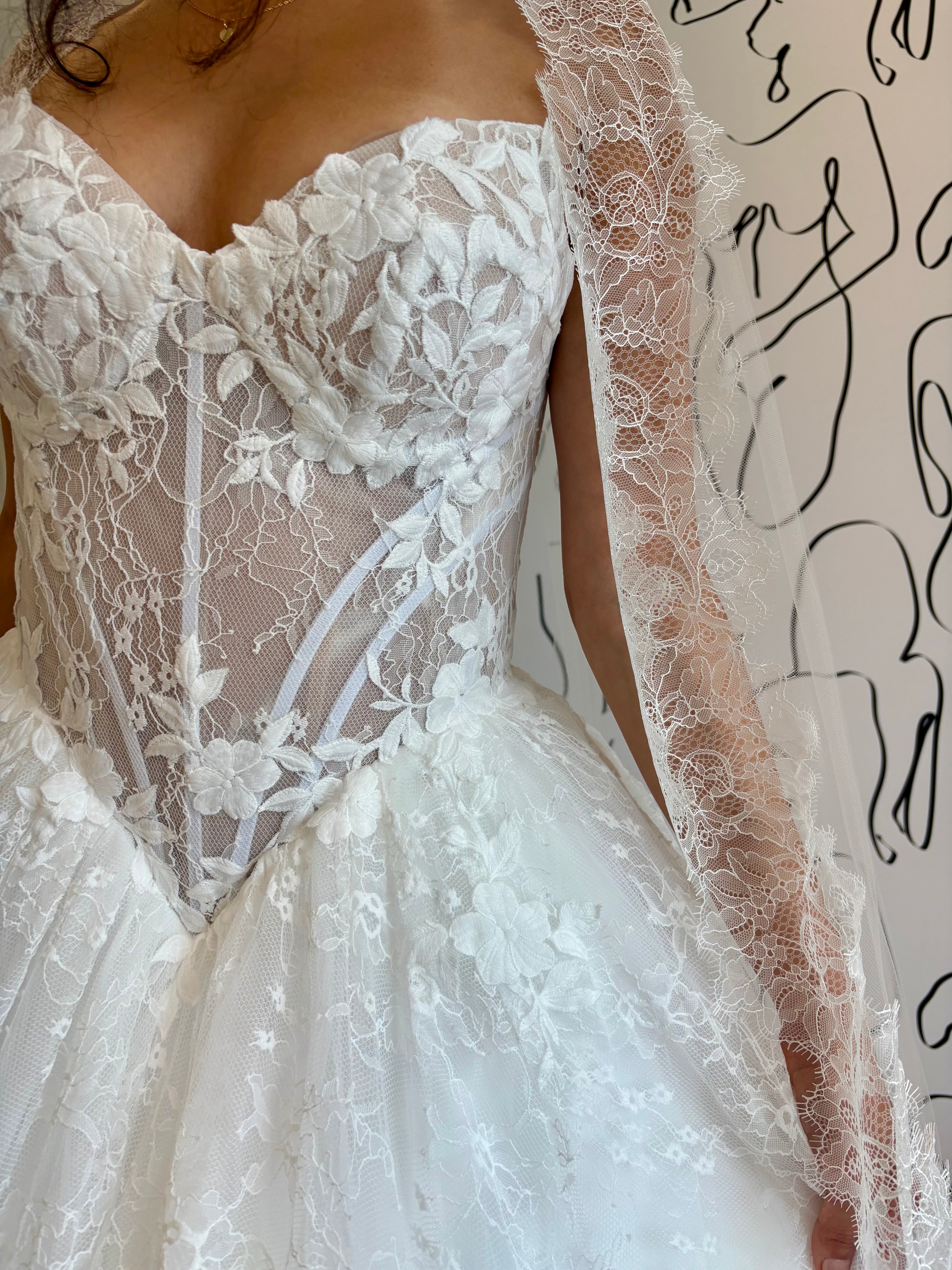*EXCLUSIVITÉ* Fia - robe de mariée toute en dentelle à jupe volumineuse et corset basque *EXCLUSIVITÉ* Fia - robe de mariée toute en dentelle à jupe volumineuse et corset basque