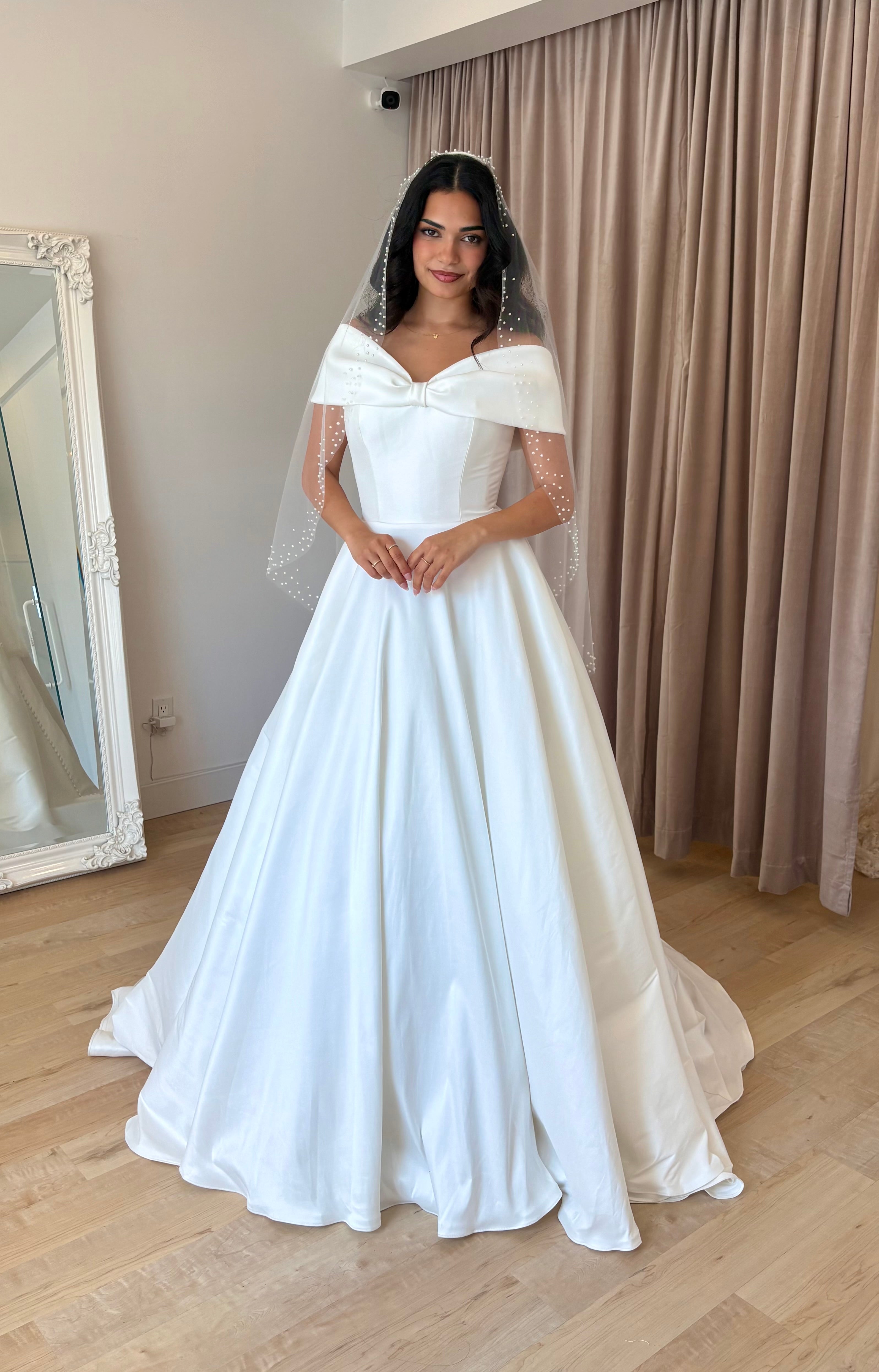 * EXCLUSIVITÉ * Bowton - robe de mariée moderne et classique à bustier off shoulders à boucle statement en tissus satiné avec jupe ample * EXCLUSIVITÉ * Bowton - robe de mariée moderne et classique à bustier off shoulders à boucle statement en tissus satiné avec jupe ample