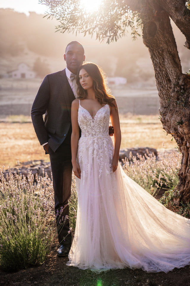 Stella *échantillon taille 16* - robe de mariée ligne A avec dentelle au buste et bretelles fines Stella *échantillon taille 16* - robe de mariée ligne A avec dentelle au buste et bretelles fines