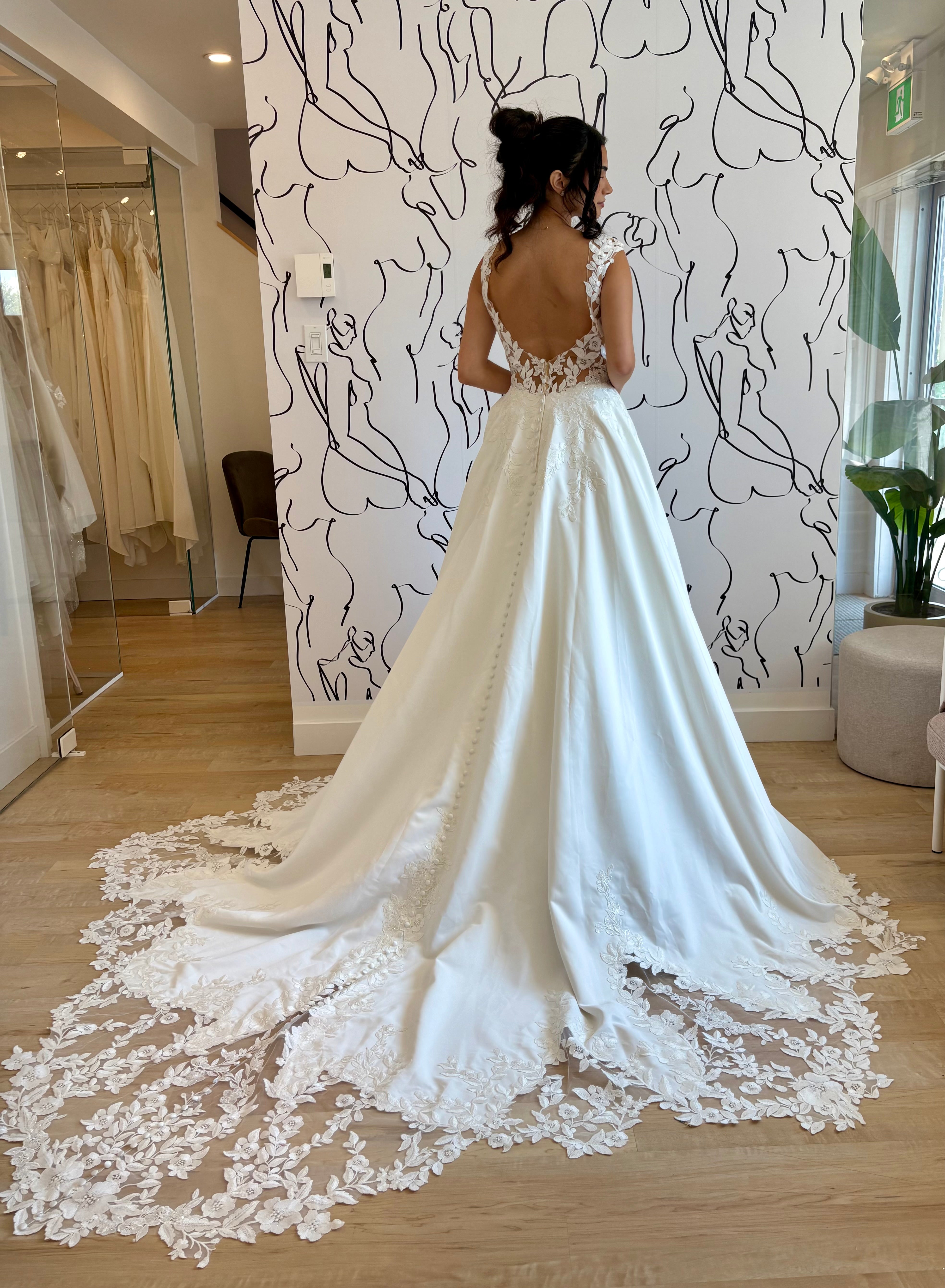 Elias - robe de mariée classique avec haut en dentelle sexy de style corset jupe de satin mât avec crinoline Elias - robe de mariée classique avec haut en dentelle sexy de style corset jupe de satin mât avec crinoline