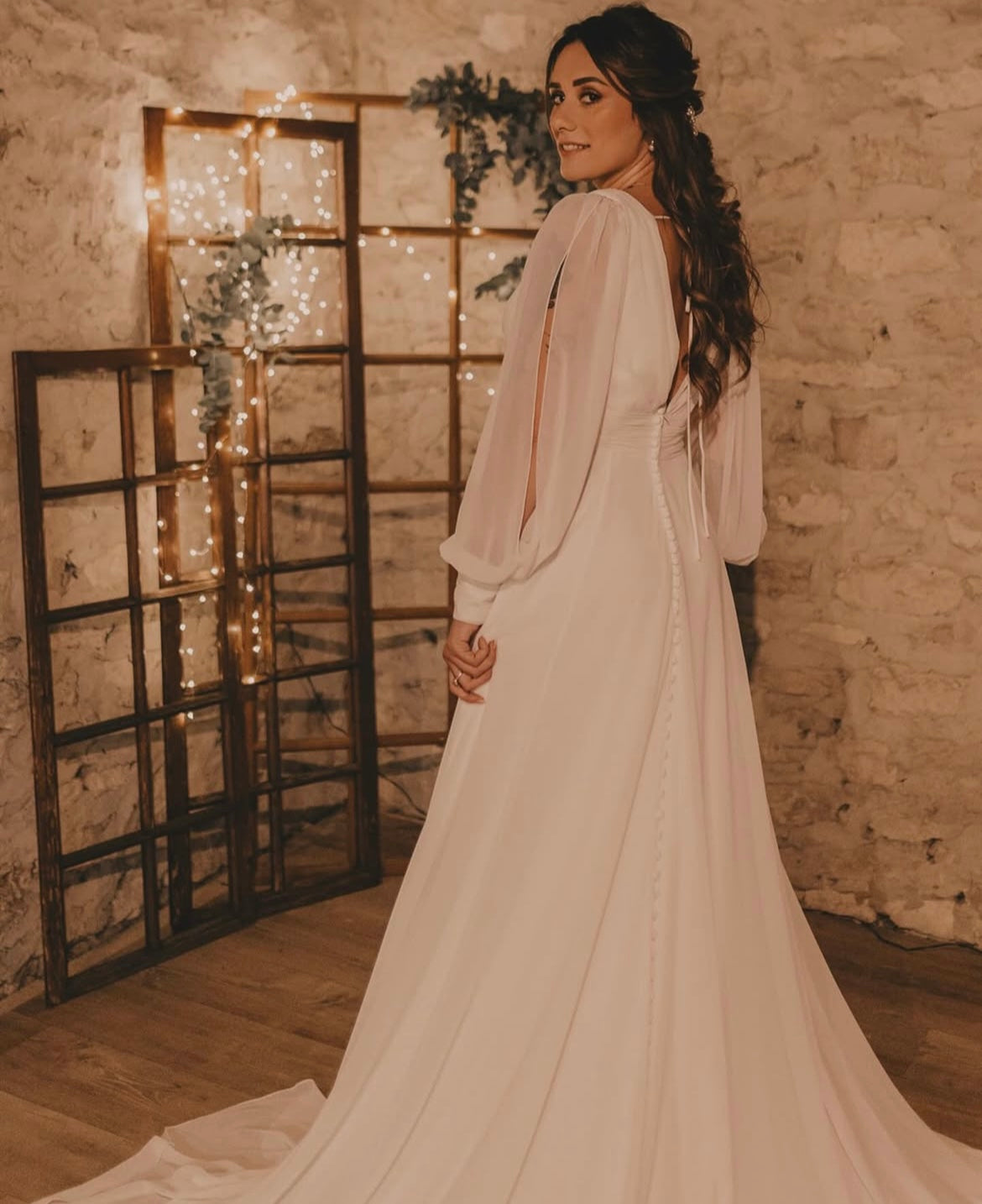 Kate *taille plus* - robe de mariée moderne ligne A avec manches bouffantes en chiffon et dos ouvert en V Kate *taille plus* - robe de mariée moderne ligne A avec manches bouffantes en chiffon et dos ouvert en V