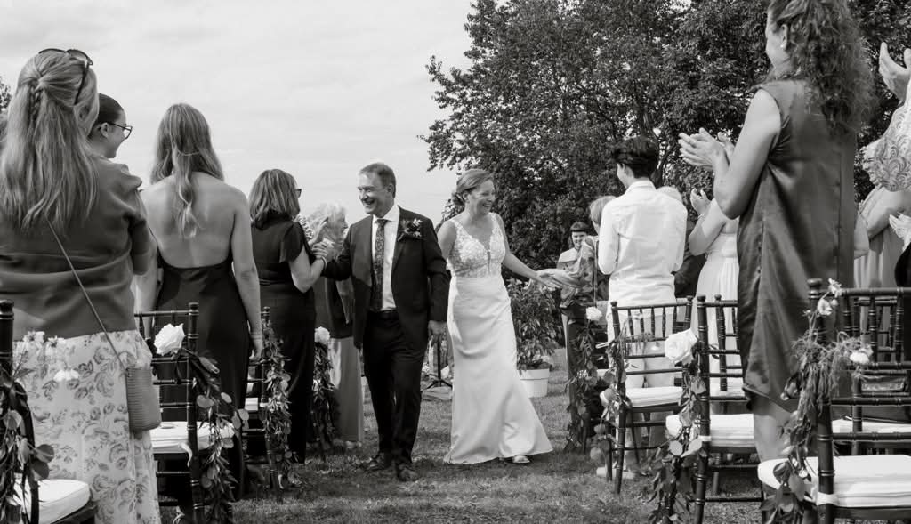 *EXCLUSIVITÉ* Adelina - robe de mariée minimaliste en crêpe extensible de coupe ajustée à haut brodé de dentelle *EXCLUSIVITÉ* Adelina - robe de mariée minimaliste en crêpe extensible de coupe ajustée à haut brodé de dentelle