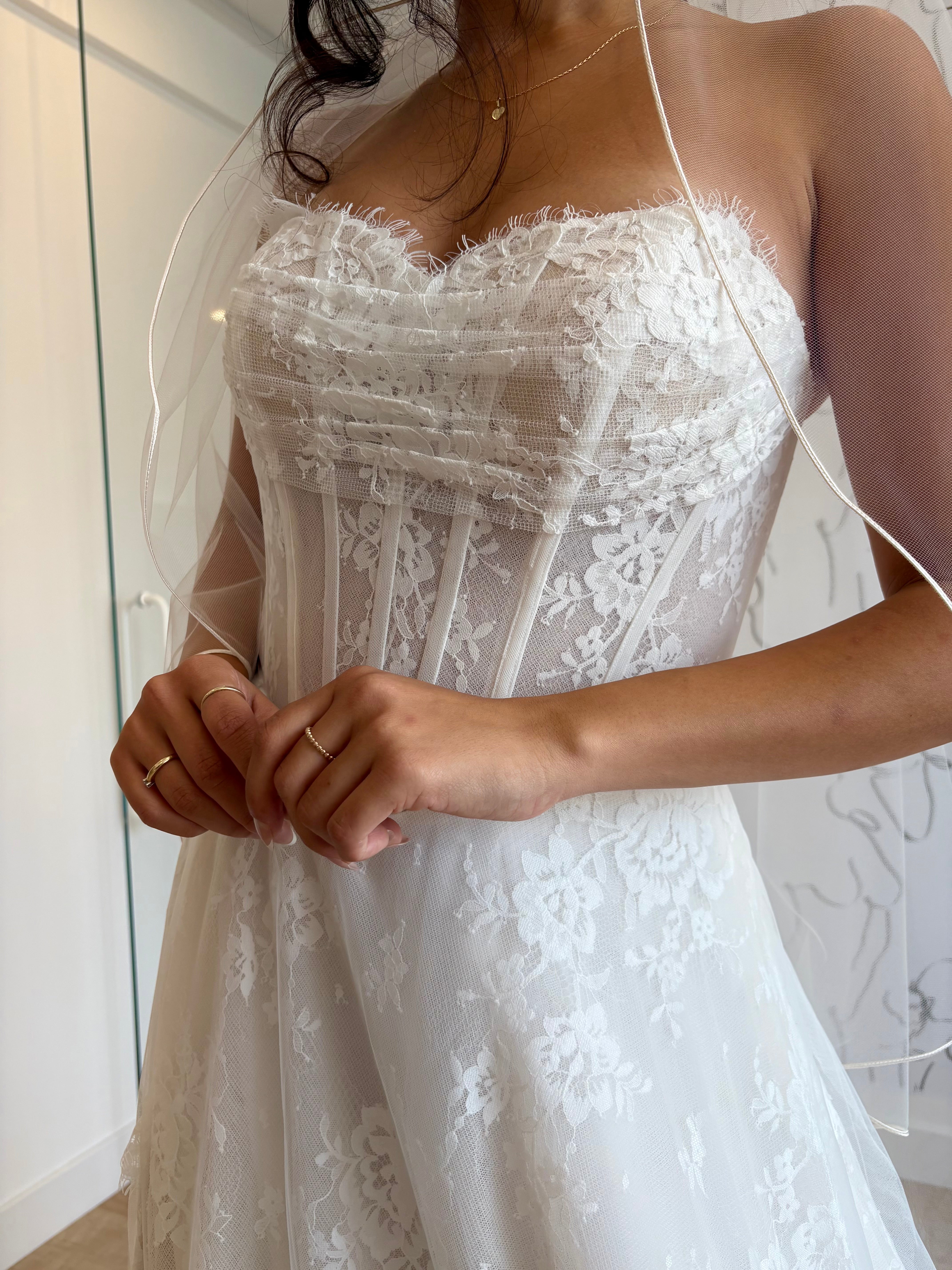 Théo - robe de mariée moderne avec haut corset sans bretelle toute en dentelle non perlé avec fente Théo - robe de mariée moderne avec haut corset sans bretelle toute en dentelle non perlé avec fente