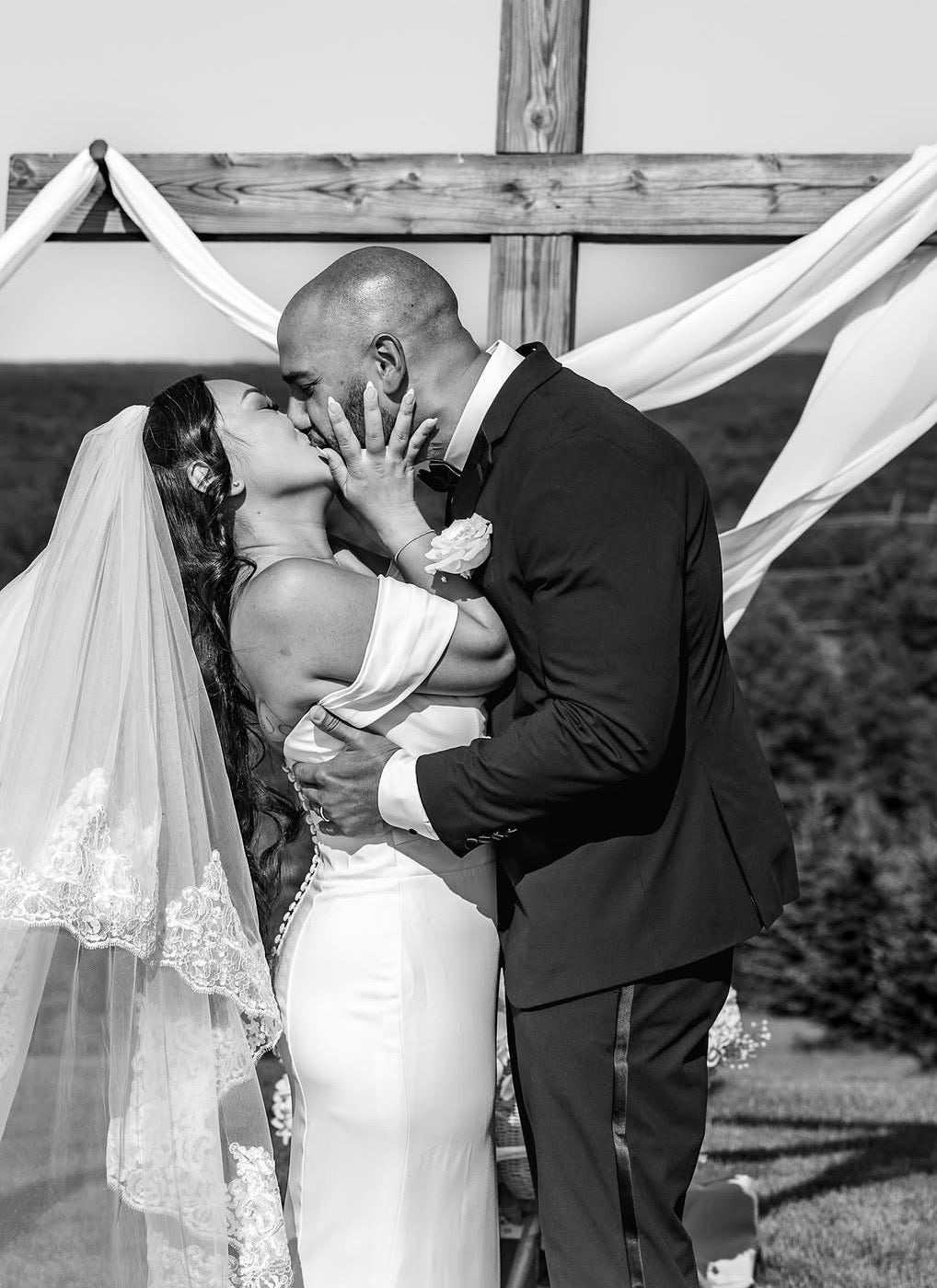 Grigio - robe de mariée ajustée en crêpe extensible avec bretelles off soulders amovibles Grigio - robe de mariée ajustée en crêpe extensible avec bretelles off soulders amovibles