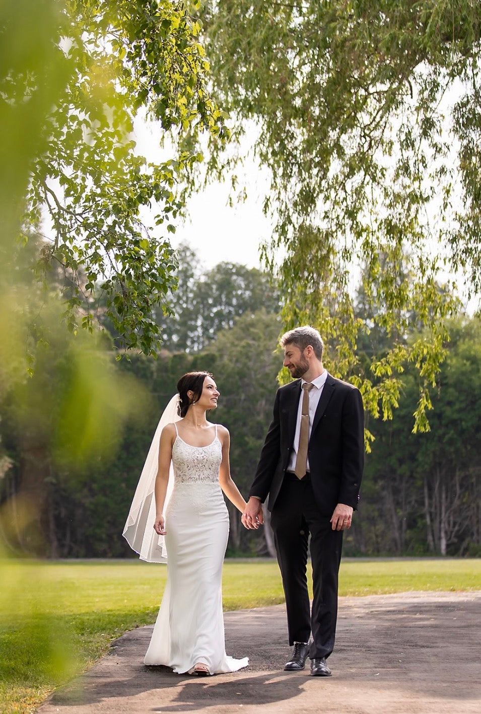 Dario - robe de mariée coupe ajustée en crêpe à bretelles fines et dos totalement ouvert Dario - robe de mariée coupe ajustée en crêpe à bretelles fines et dos totalement ouvert
