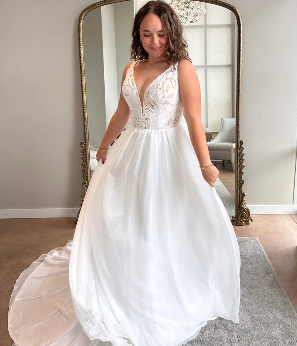 *EXCLUSIVITÉ* Valeria *taille plus* - robe de mariée avec jupe de chiffon et haut brodé de dentelle de coton sans perle *EXCLUSIVITÉ* Valeria *taille plus* - robe de mariée avec jupe de chiffon et haut brodé de dentelle de coton sans perle