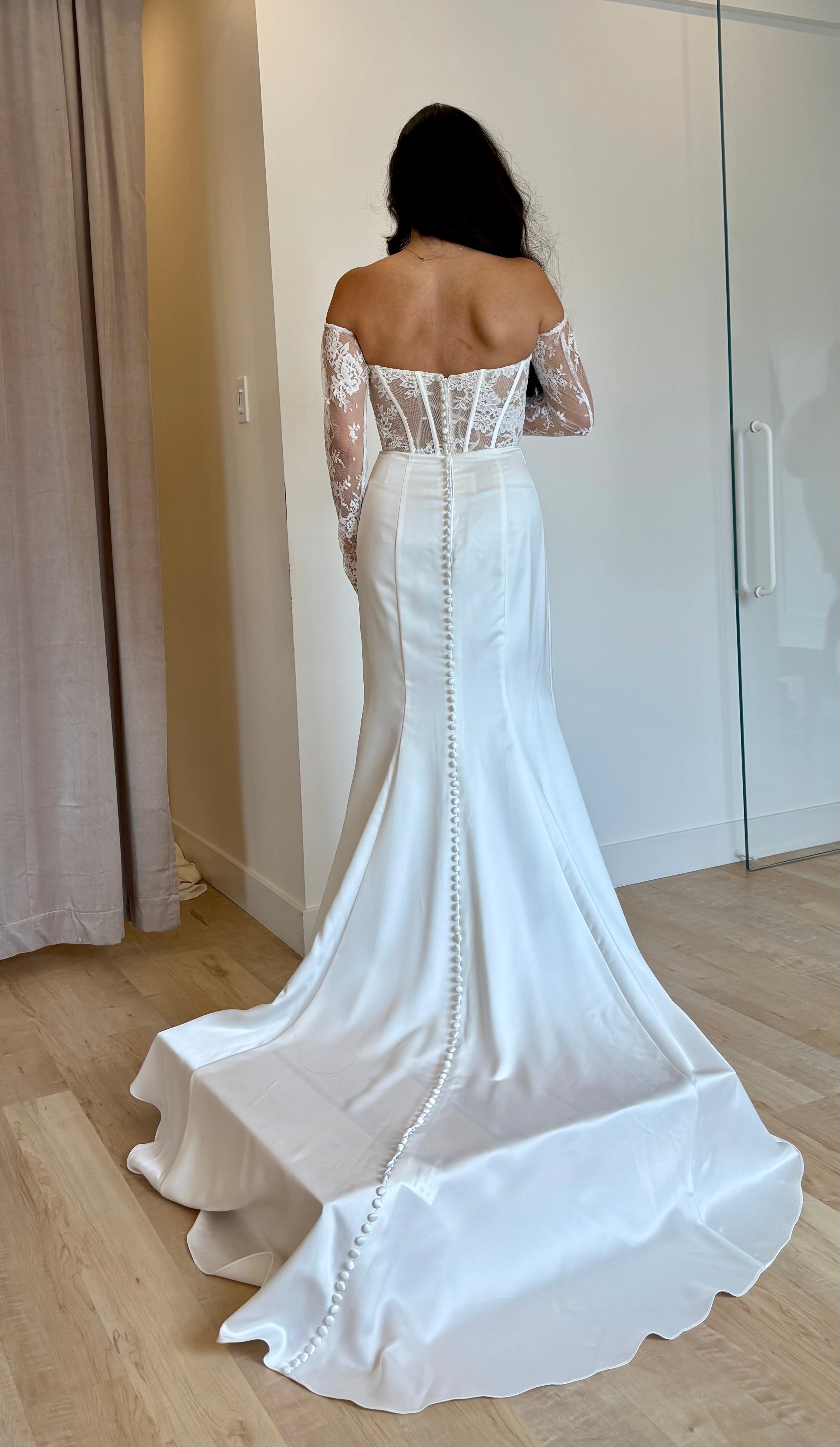 Dora - robe de mariée moderne en satin avec haut corset sans bretelle et gants amovibles Dora - robe de mariée moderne en satin avec haut corset sans bretelle et gants amovibles