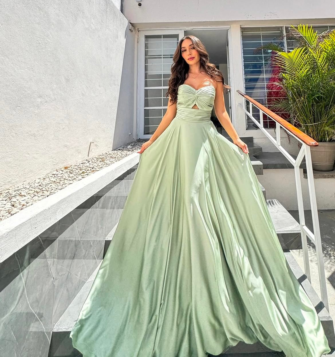 Weston *tailles 4 à 14* - robe longue en tissus satiné avec bustier en coeur et cut-out à l'avant Weston *tailles 4 à 14* - robe longue en tissus satiné avec bustier en coeur et cut-out à l'avant