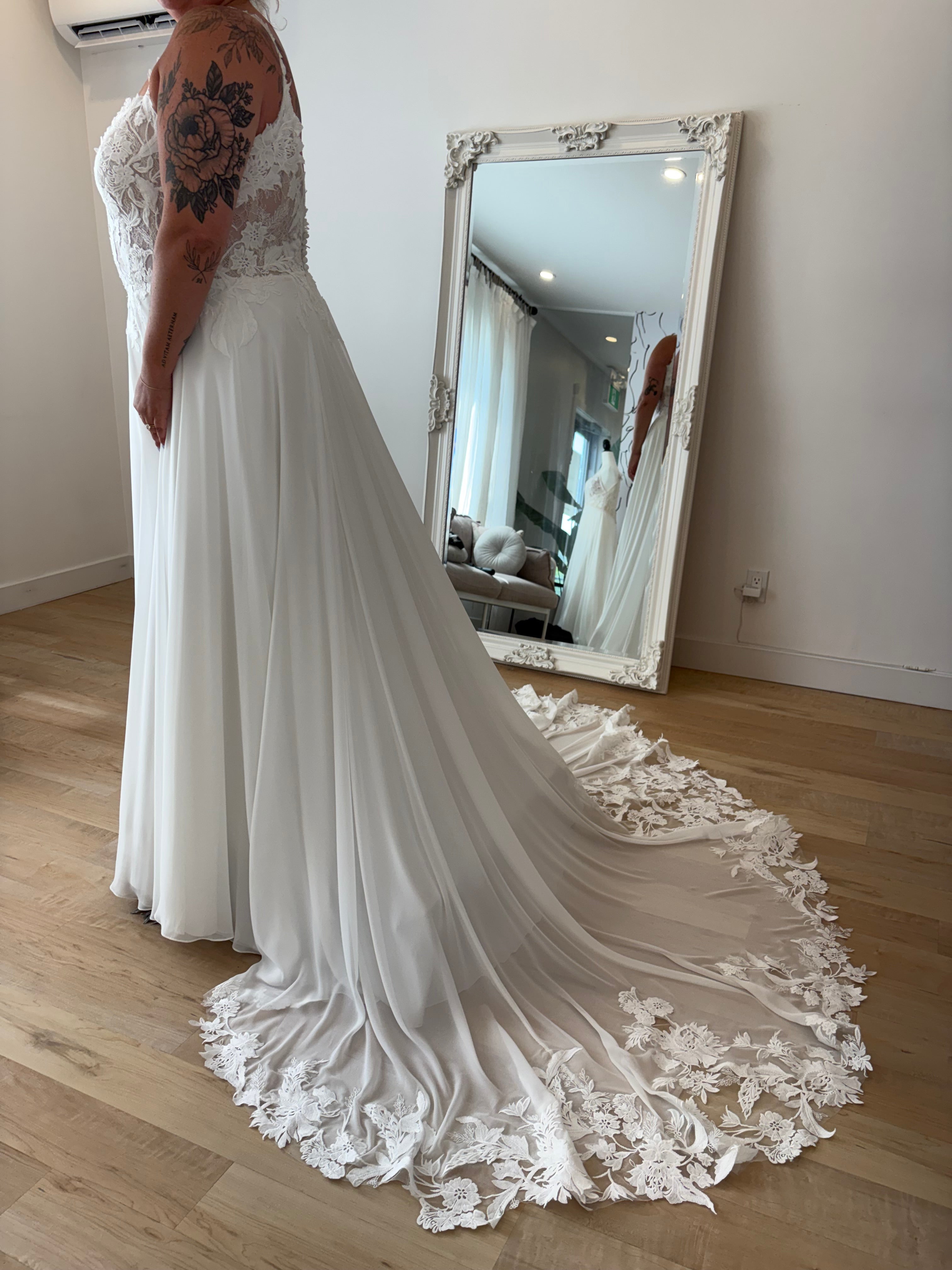 Brayson - robe de mariée boho avec dentelle et jupe en chiffon à traîne magistrale Brayson - robe de mariée boho avec dentelle et jupe en chiffon à traîne magistrale