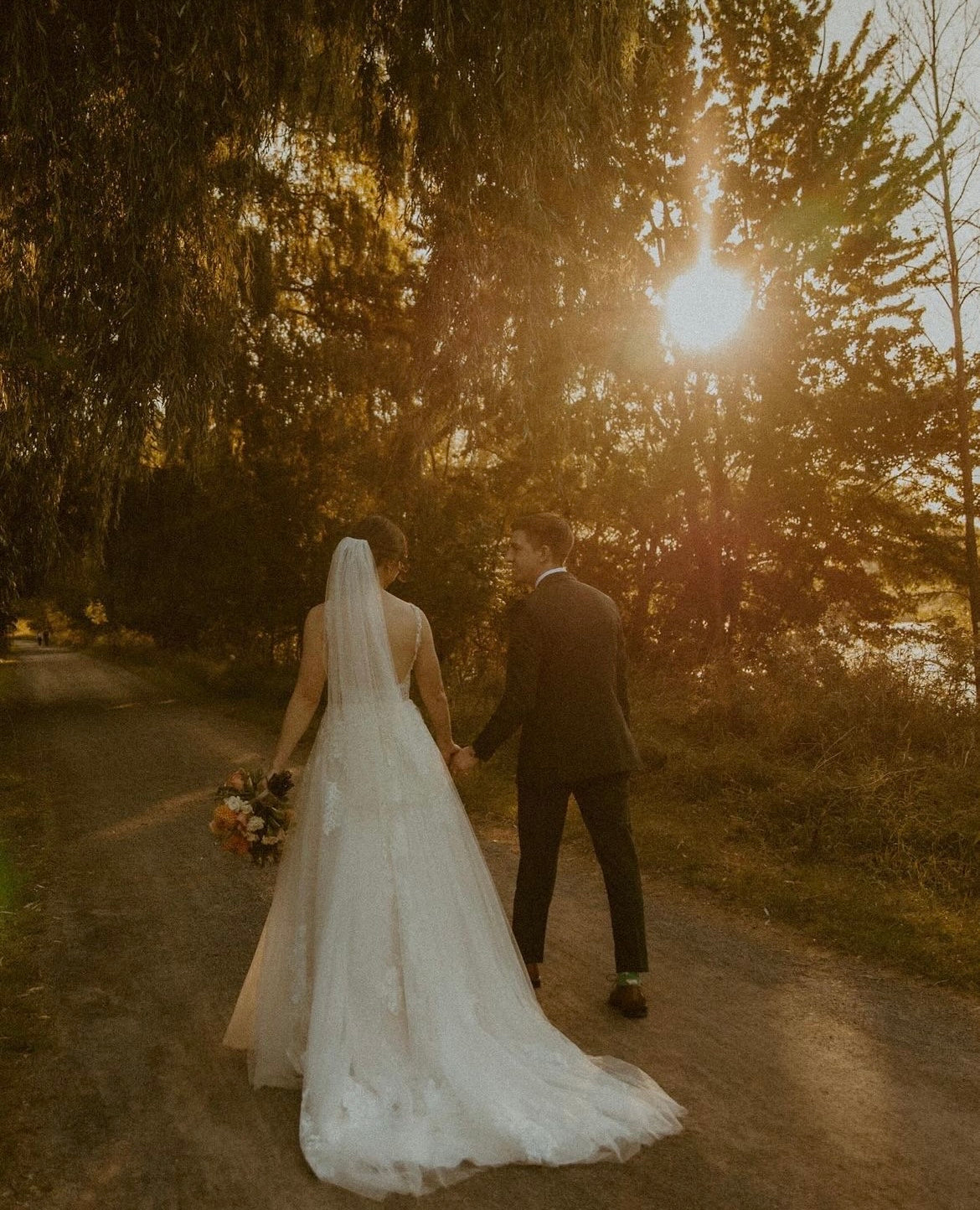 Alfie - robe en A volumineuse avec dentelle florale légèrement brodée et encolure droite Alfie - robe en A volumineuse avec dentelle florale légèrement brodée et encolure droite