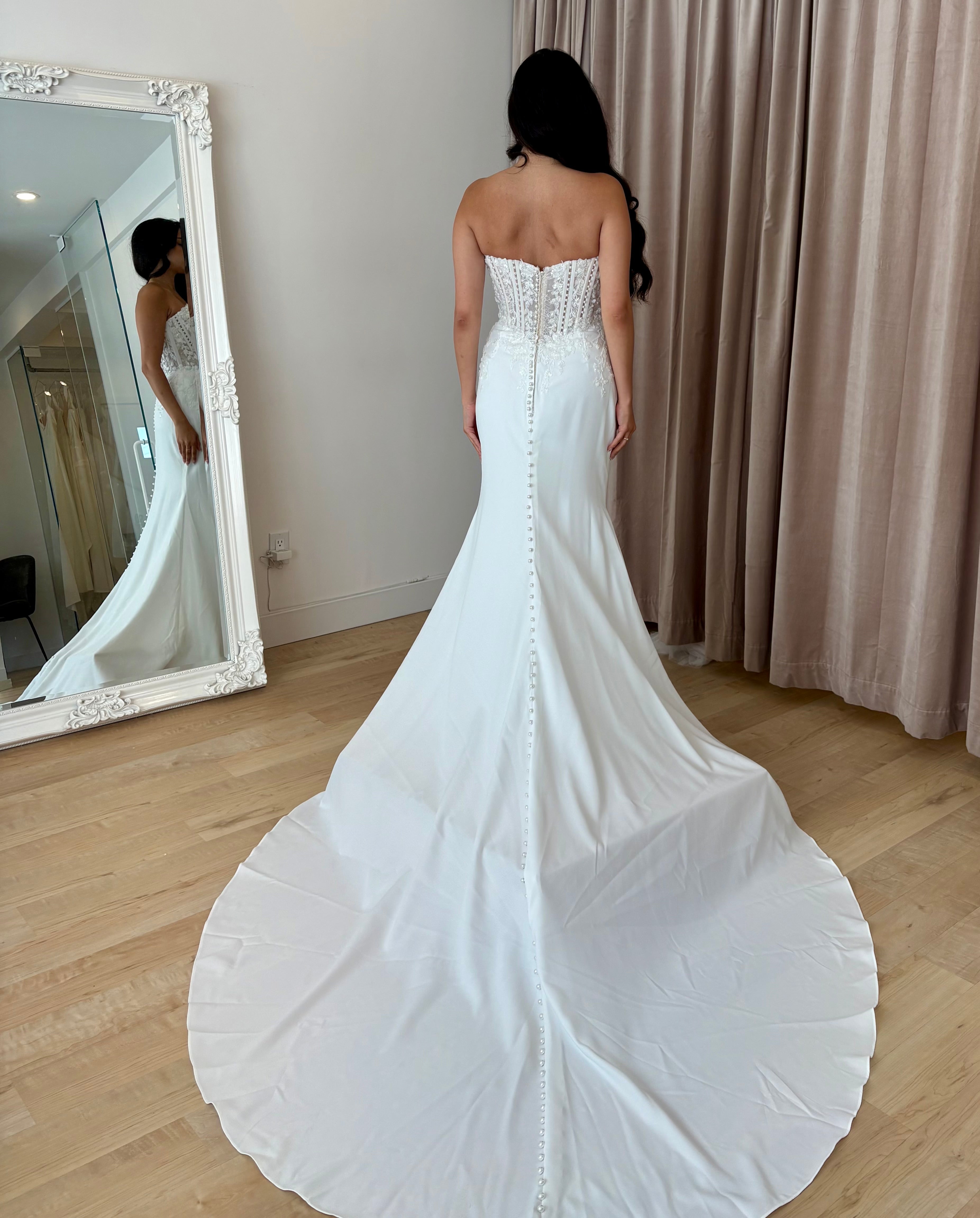 Laidey - robe de mariée moderne transformable avec haut corset sans bretelle en dentelle et perles avec jupe et manches amovibles Laidey - robe de mariée moderne transformable avec haut corset sans bretelle en dentelle et perles avec jupe et manches amovibles