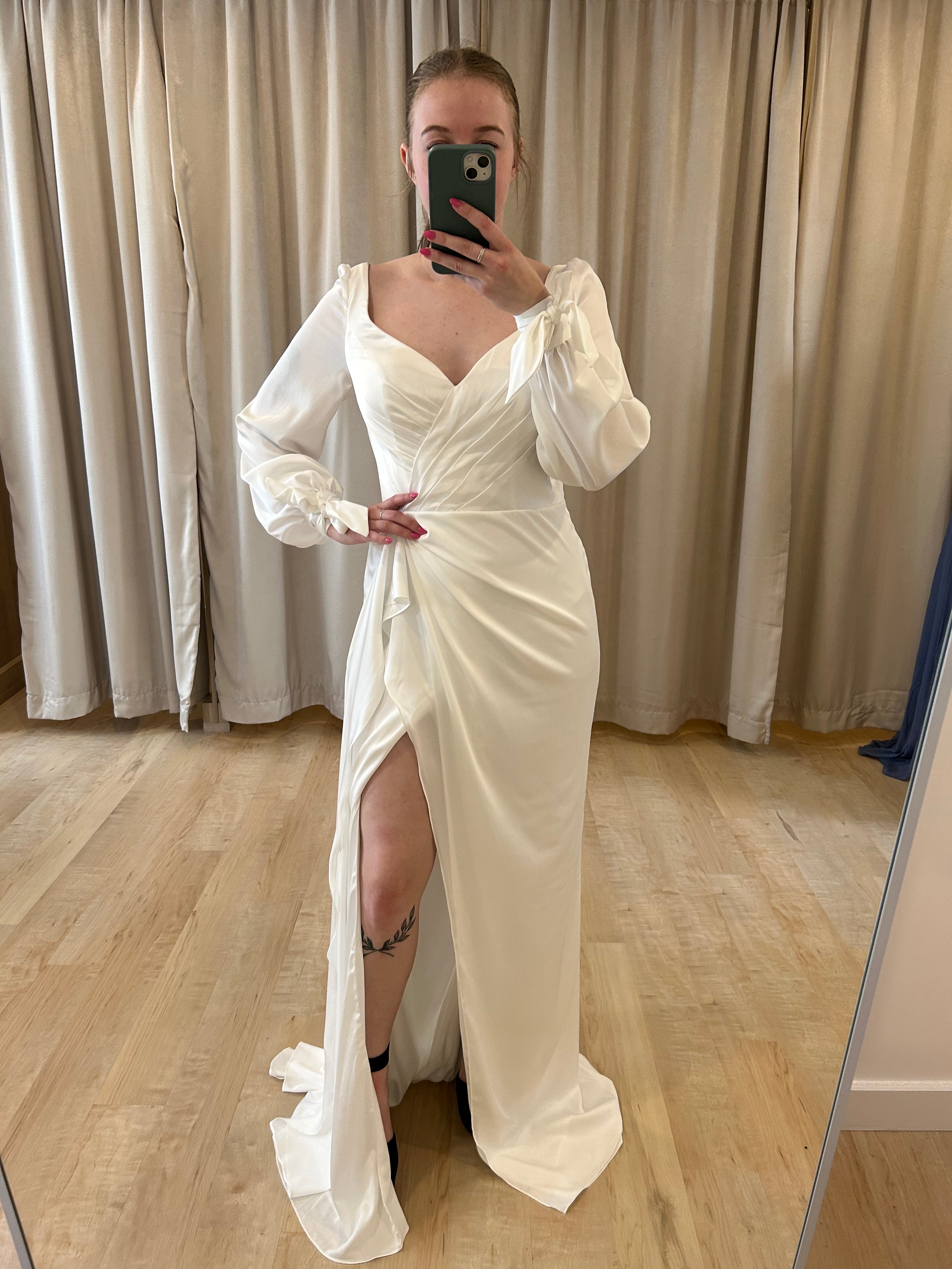 Dorit - robe longue en tissus satiné avec décolleté en V effet cache-coeur avec plis, à manches longues effet ballon Dorit - robe longue en tissus satiné avec décolleté en V effet cache-coeur avec plis, à manches longues effet ballon