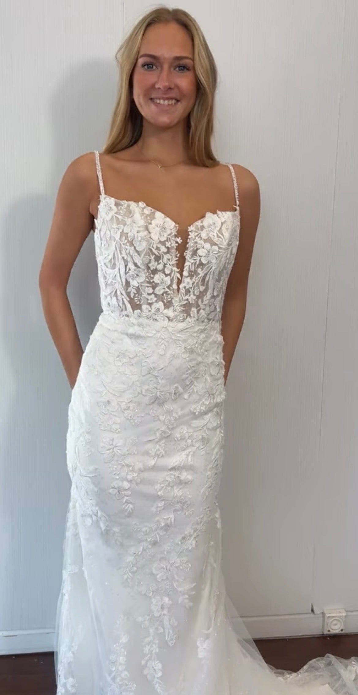 Ambre - robe de mariée coupe ajustée en dentelle avec dos nu Ambre - robe de mariée coupe ajustée en dentelle avec dos nu