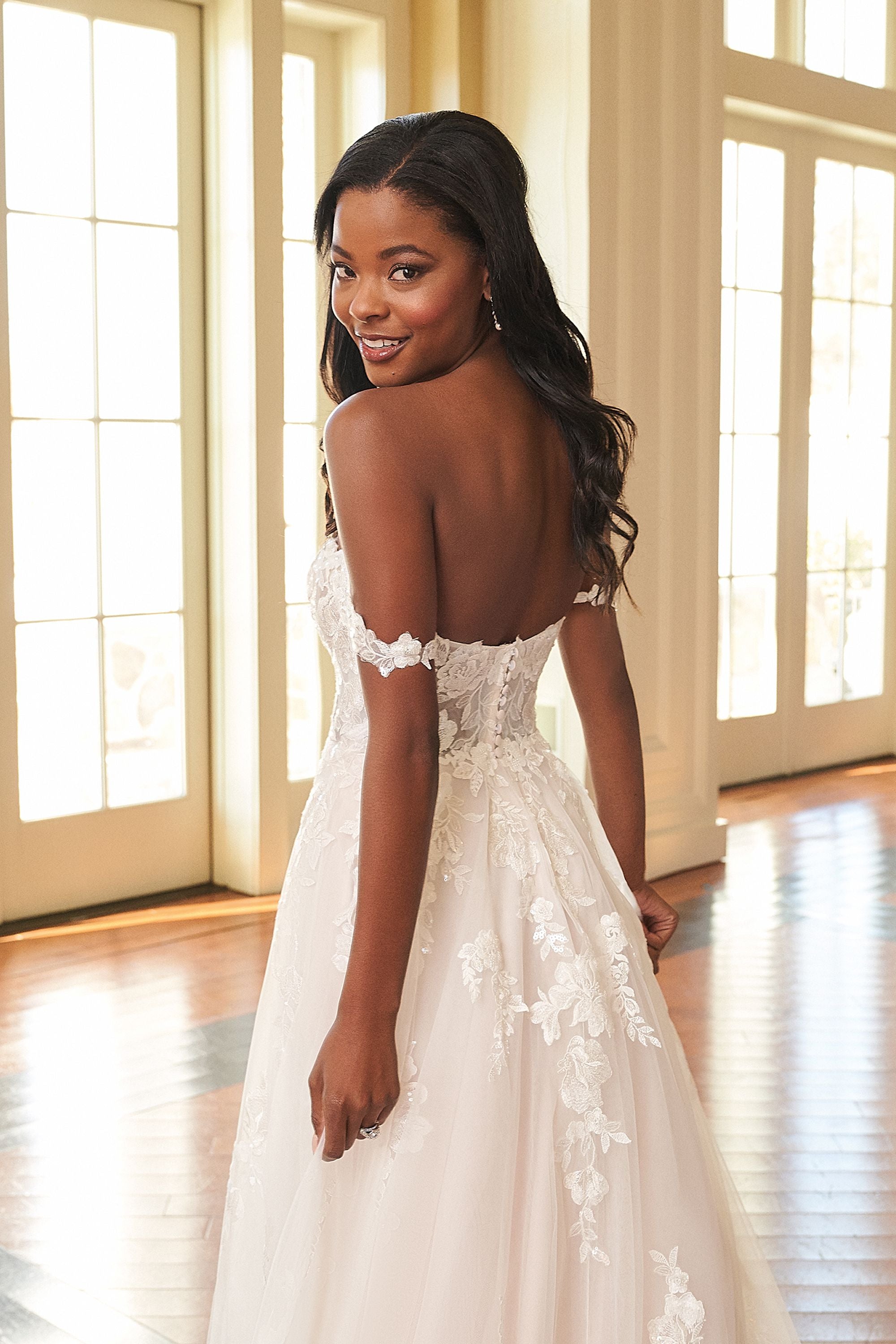 Harrison - robe de mariée romantique de coupe A en tulle et dentelle avec bretelles tombantes amovibles Harrison - robe de mariée romantique de coupe A en tulle et dentelle avec bretelles tombantes amovibles