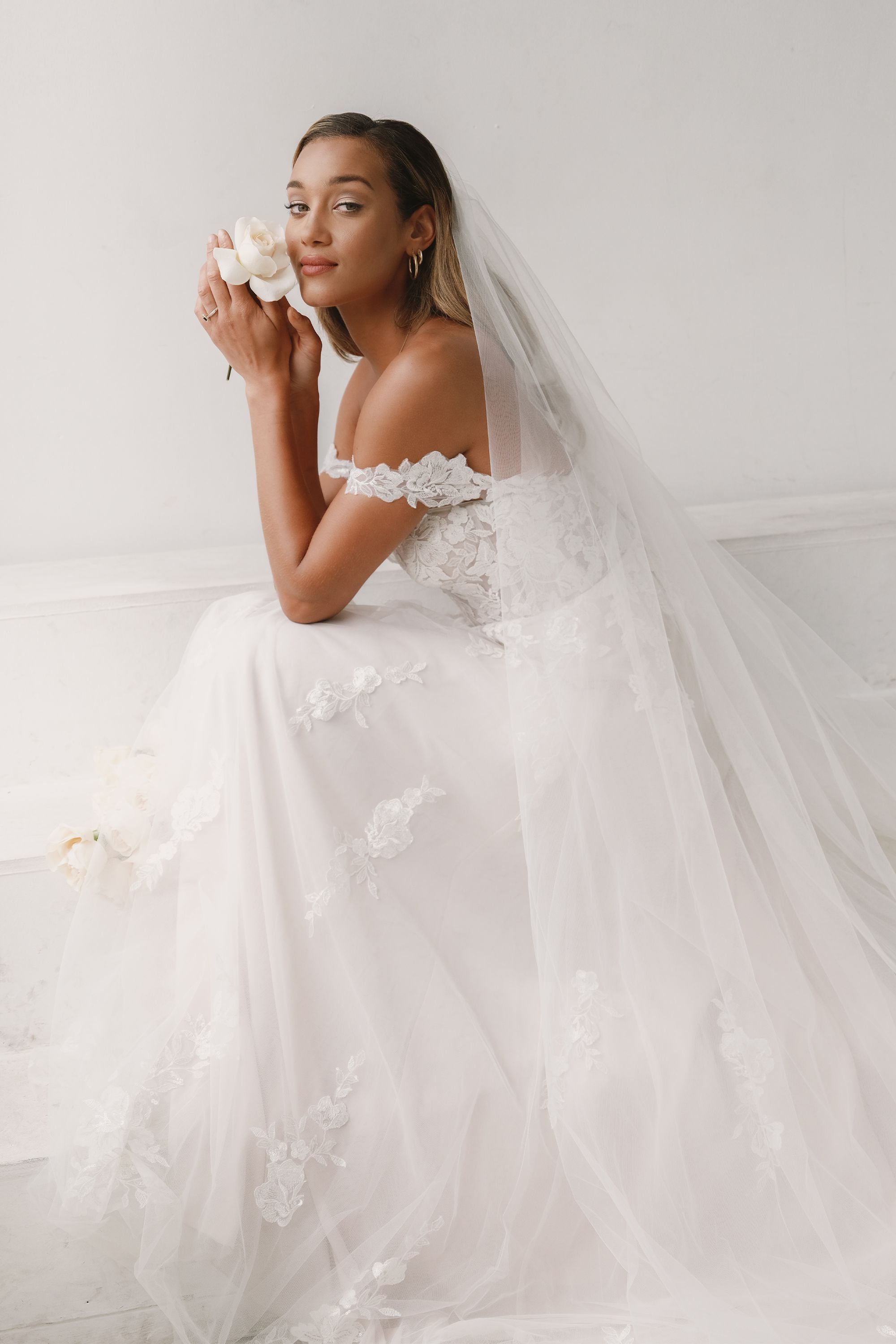 Harrison - robe de mariée romantique de coupe A en tulle et dentelle avec bretelles tombantes amovibles Harrison - robe de mariée romantique de coupe A en tulle et dentelle avec bretelles tombantes amovibles