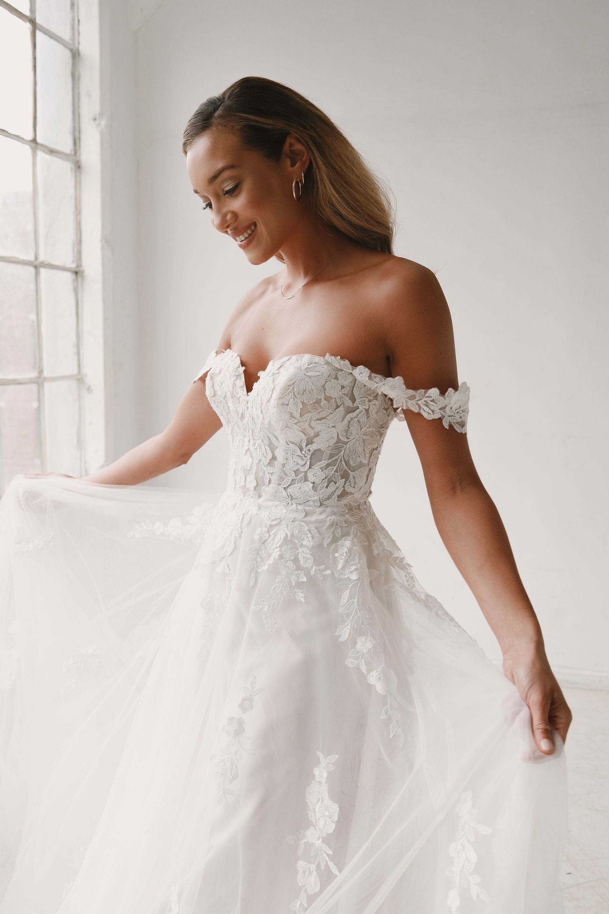 Harrison - robe de mariée romantique de coupe A en tulle et dentelle avec bretelles tombantes amovibles Harrison - robe de mariée romantique de coupe A en tulle et dentelle avec bretelles tombantes amovibles