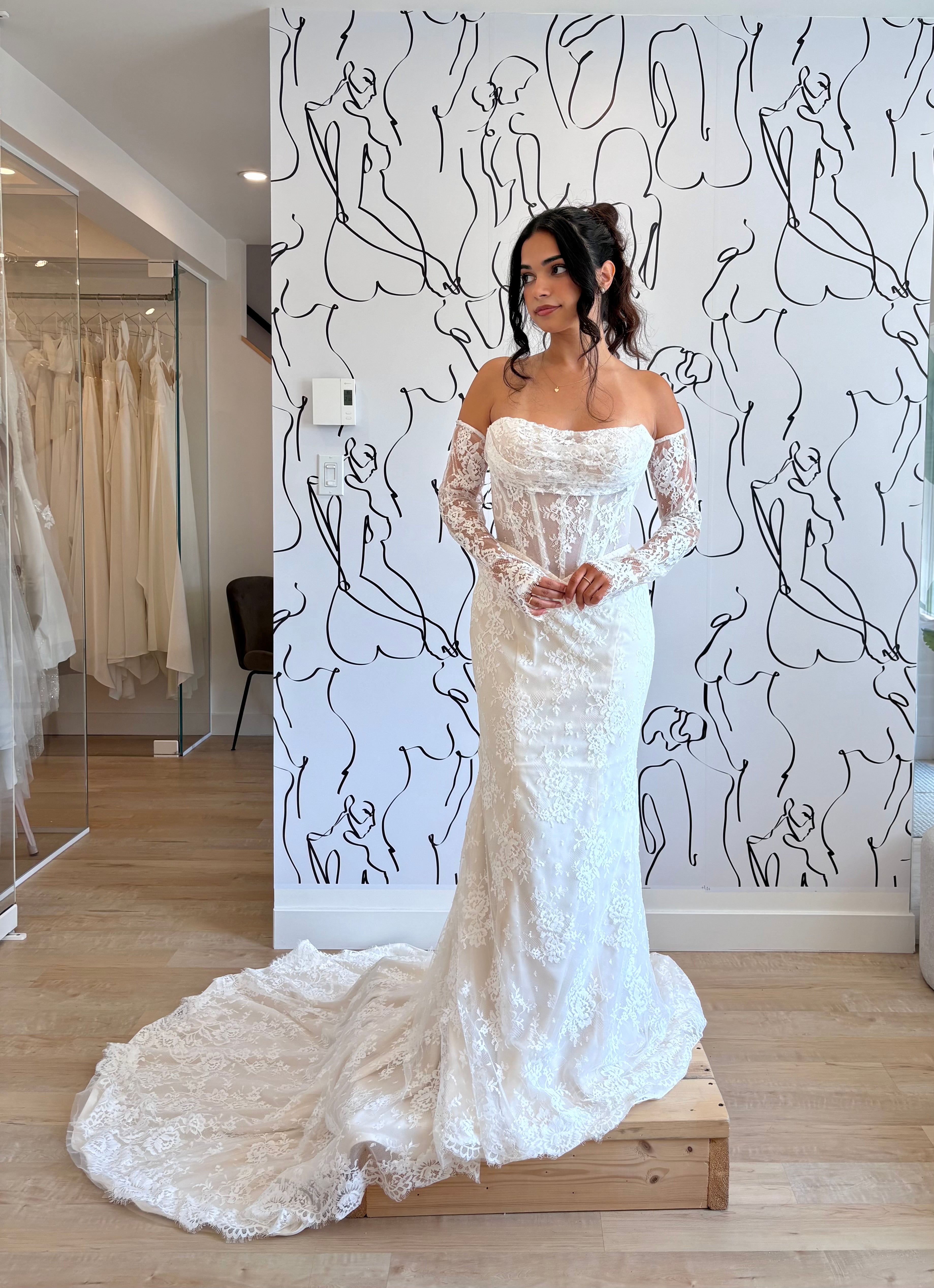 *EXCLUSIVITÉ* Daxia - robe de mariée moderne avec haut corset sans bretelle en dentelle non perlé et gants de dentelle *EXCLUSIVITÉ* Daxia - robe de mariée moderne avec haut corset sans bretelle en dentelle non perlé et gants de dentelle