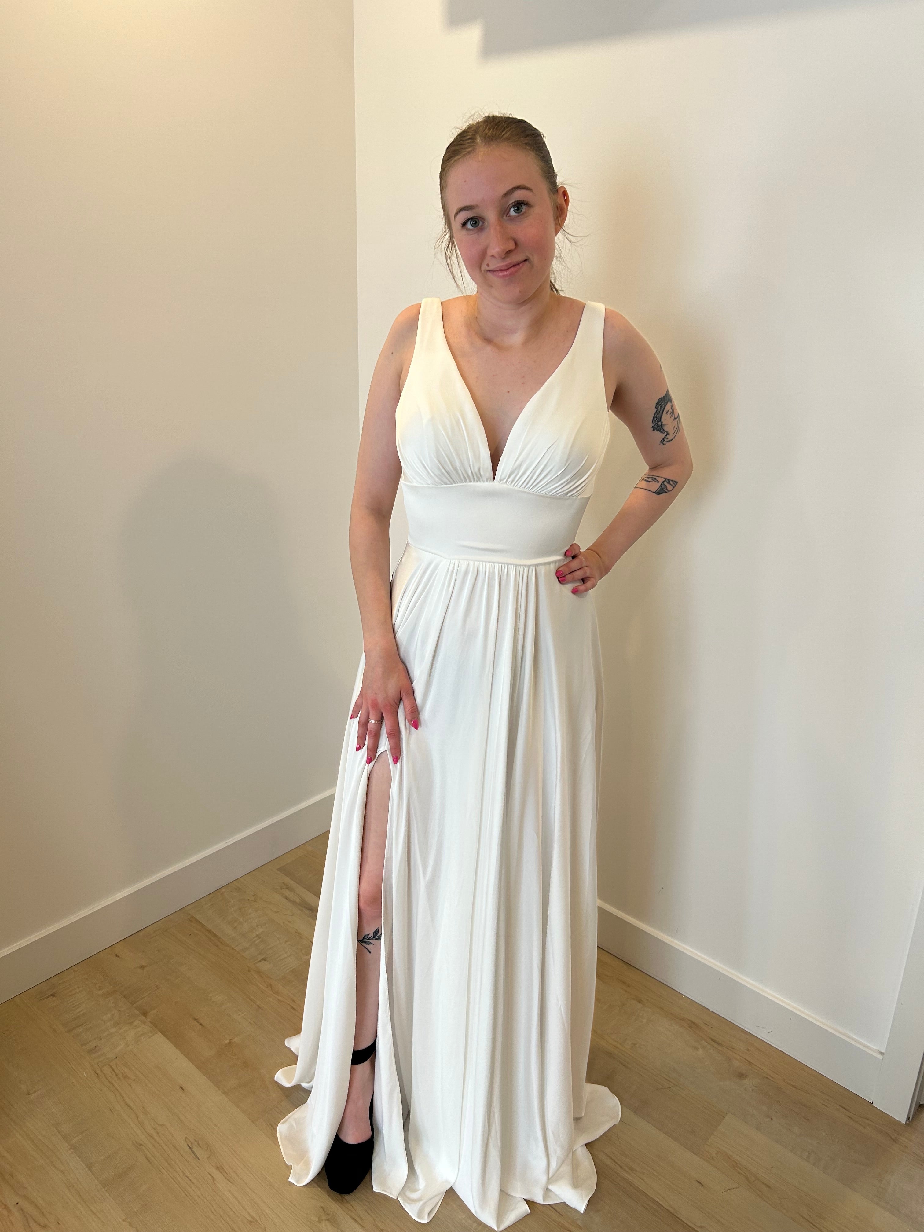 Liza - robe longue en tissus satiné avec décolleté en V et jambe fendue Liza - robe longue en tissus satiné avec décolleté en V et jambe fendue