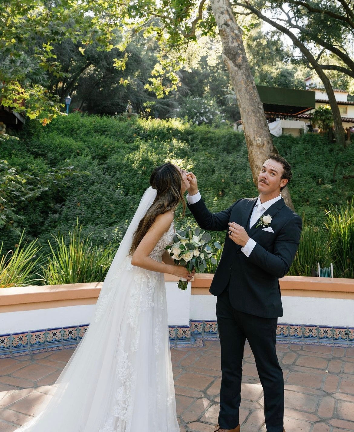 Alfie - robe en A volumineuse avec dentelle florale légèrement brodée et encolure droite Alfie - robe en A volumineuse avec dentelle florale légèrement brodée et encolure droite