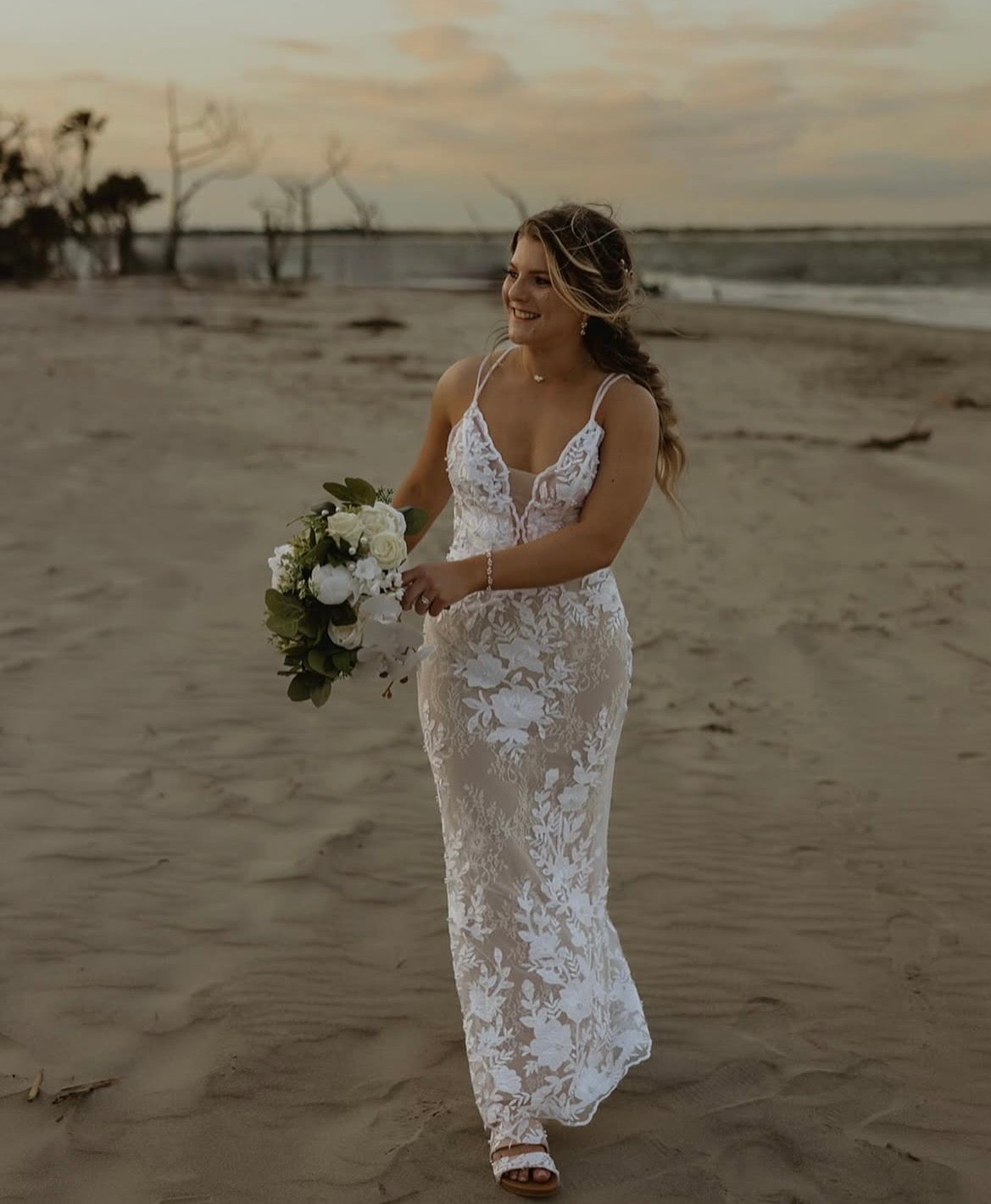 Barnes - robe de mariée en dentelle avec fleurs et overskirt en tulle Barnes - robe de mariée en dentelle avec fleurs et overskirt en tulle