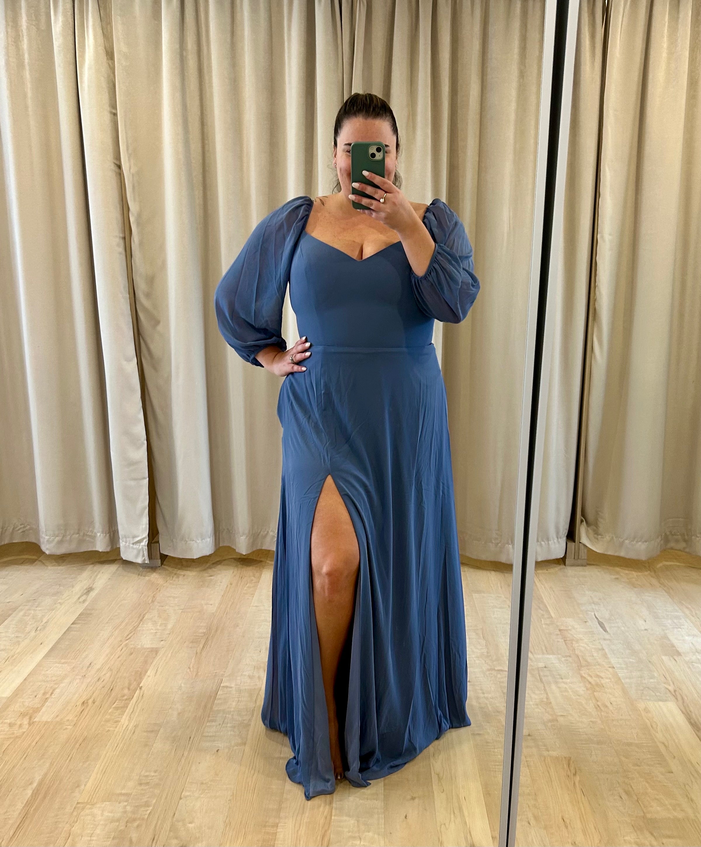 Donkey - robe longue à décolleté en V et manches bouffantes avec poches Donkey - robe longue à décolleté en V et manches bouffantes avec poches