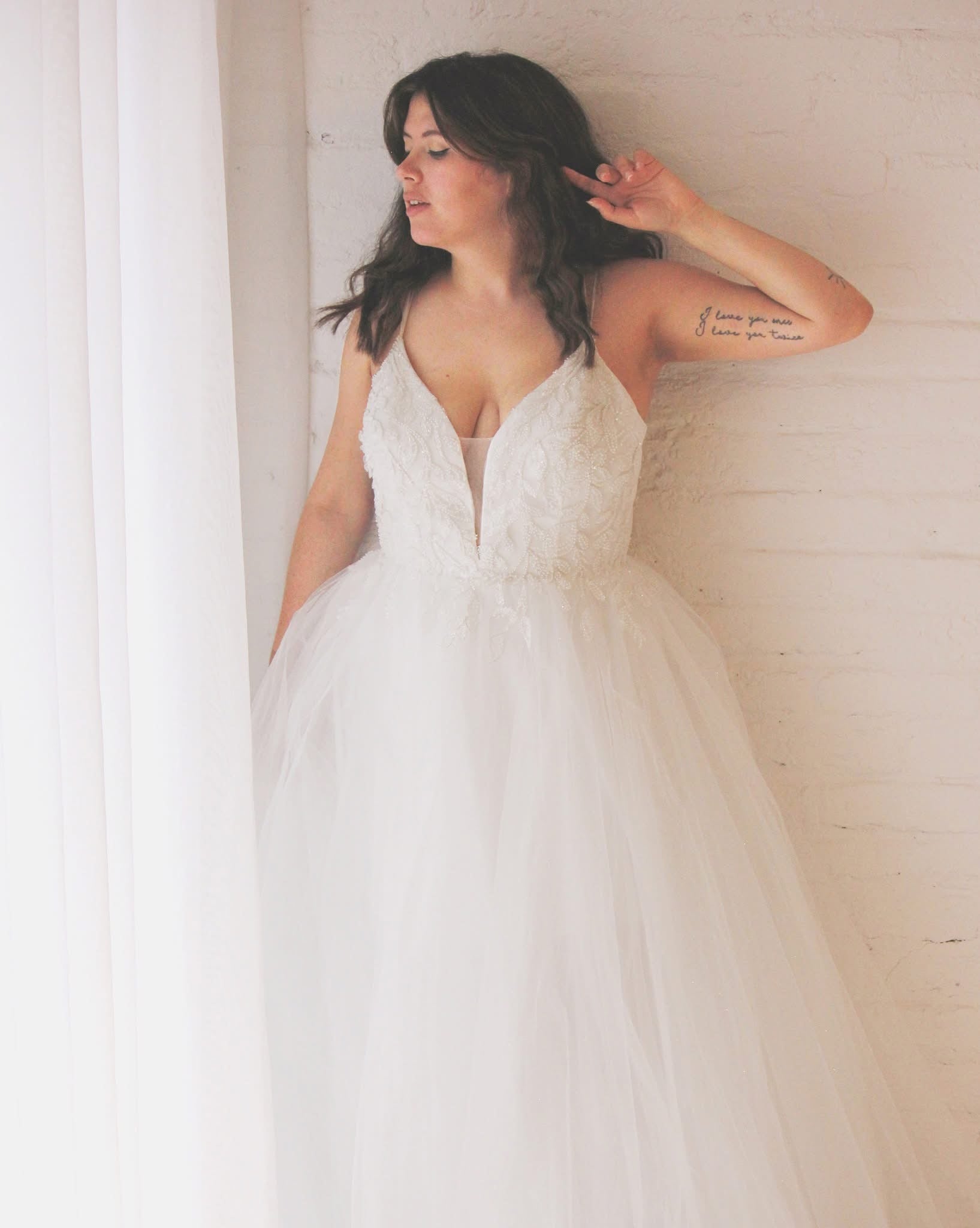 Wiley - robe de mariée classique avec jupe en tulle et haut brodé dentelle avec brillants avec bretelles fines Wiley - robe de mariée classique avec jupe en tulle et haut brodé dentelle avec brillants avec bretelles fines