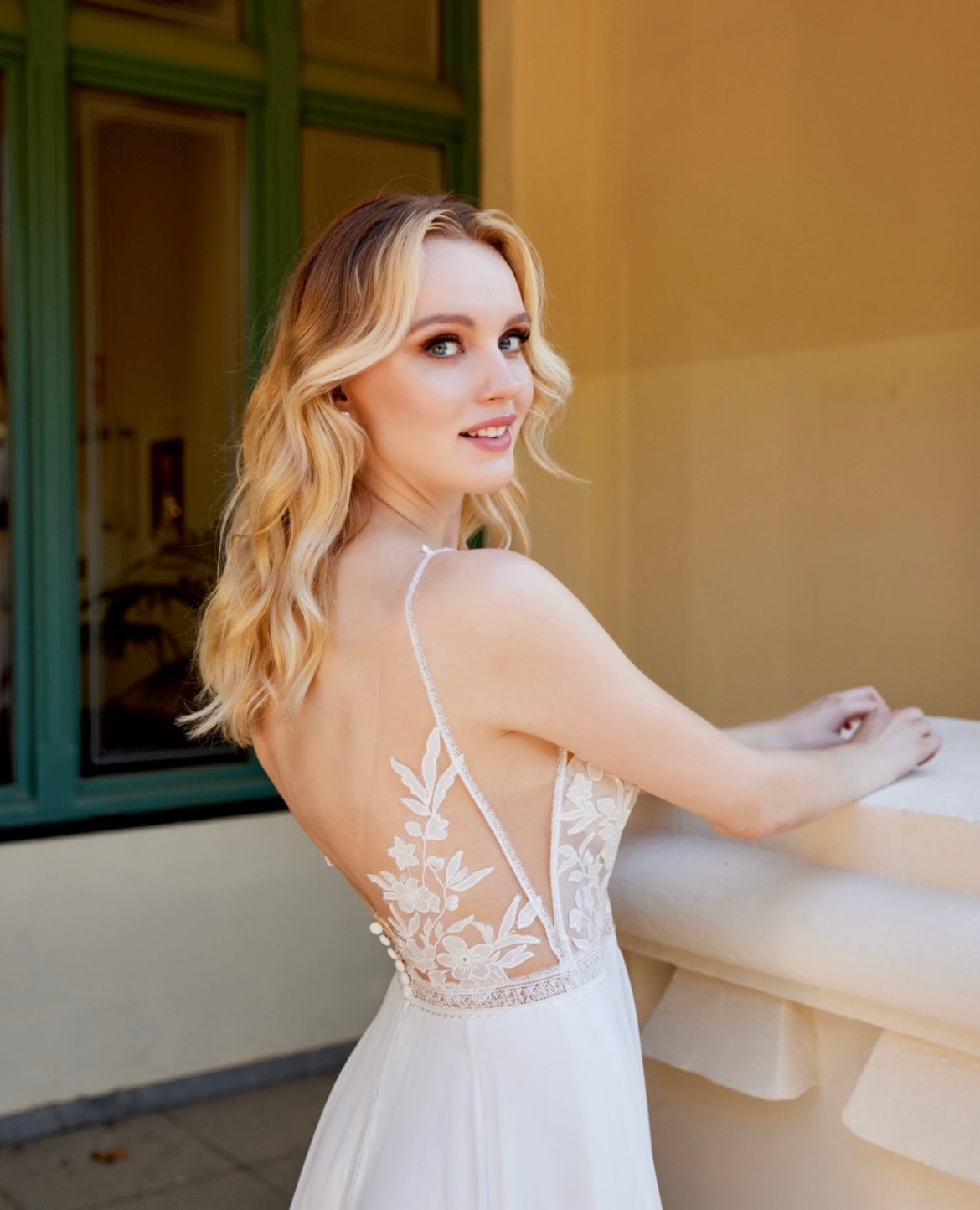 *EXCLUSIVITÉ* Elim *taille plus* - robe de mariée avec encolure de style haut illusion en chiffon *EXCLUSIVITÉ* Elim *taille plus* - robe de mariée avec encolure de style haut illusion en chiffon