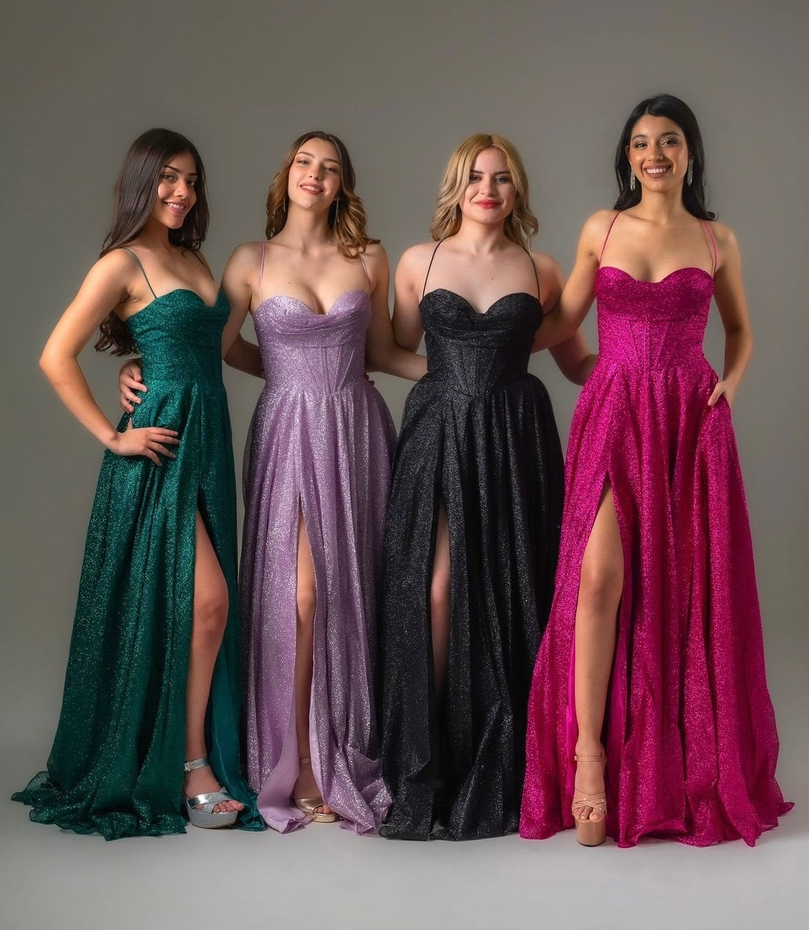 Emmetth - robe longue en tissus brillant à encolure droite de style corset et dos lacé Emmetth - robe longue en tissus brillant à encolure droite de style corset et dos lacé