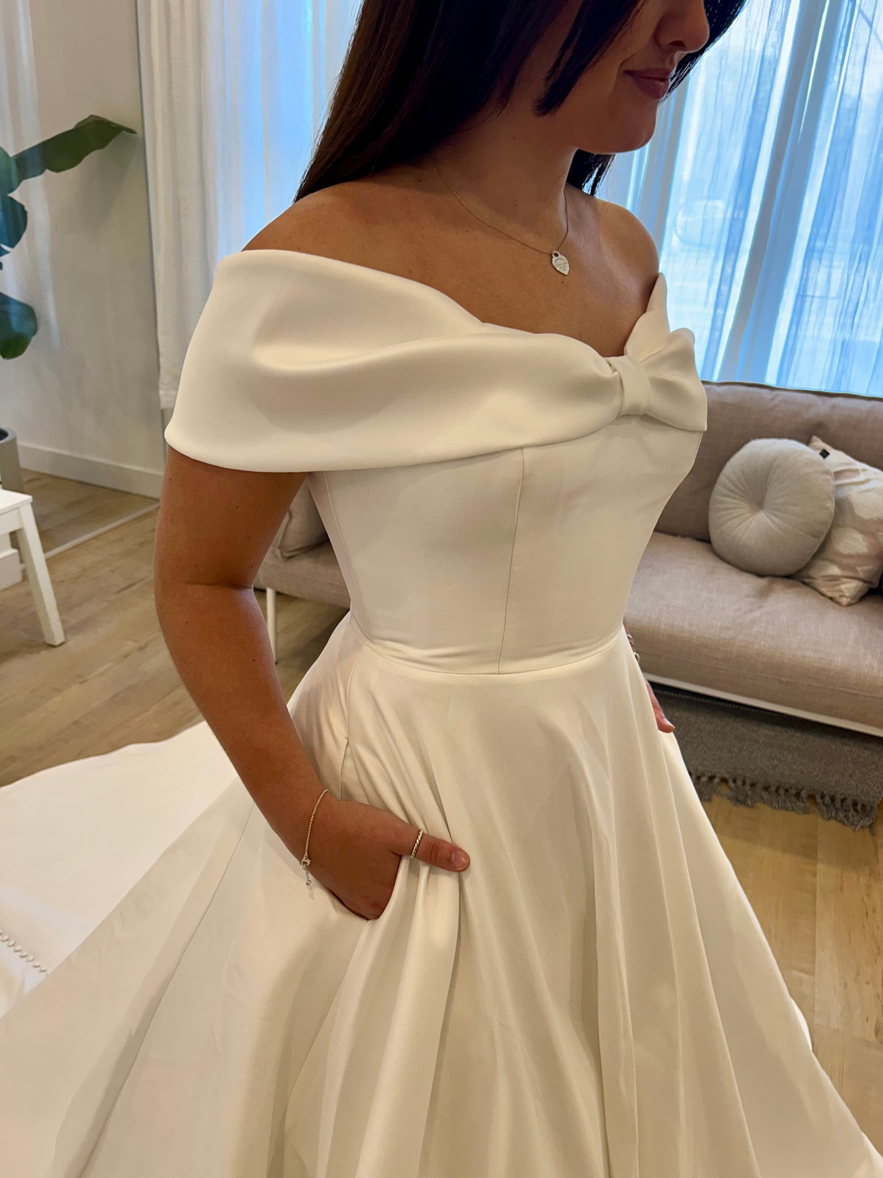 * EXCLUSIVITÉ * Bowton - robe de mariée moderne et classique à bustier off shoulders à boucle statement en tissus satiné avec jupe ample * EXCLUSIVITÉ * Bowton - robe de mariée moderne et classique à bustier off shoulders à boucle statement en tissus satiné avec jupe ample