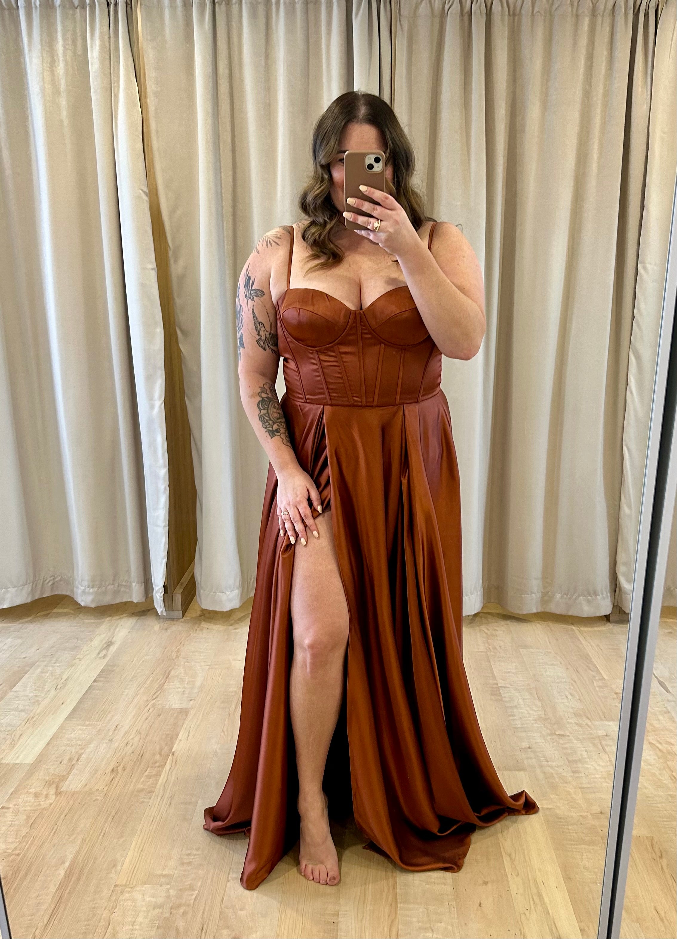 Heather - robe longue en tissus satiné avec corset, bretelles fines, dos lacé et jambe fendue Heather - robe longue en tissus satiné avec corset, bretelles fines, dos lacé et jambe fendue