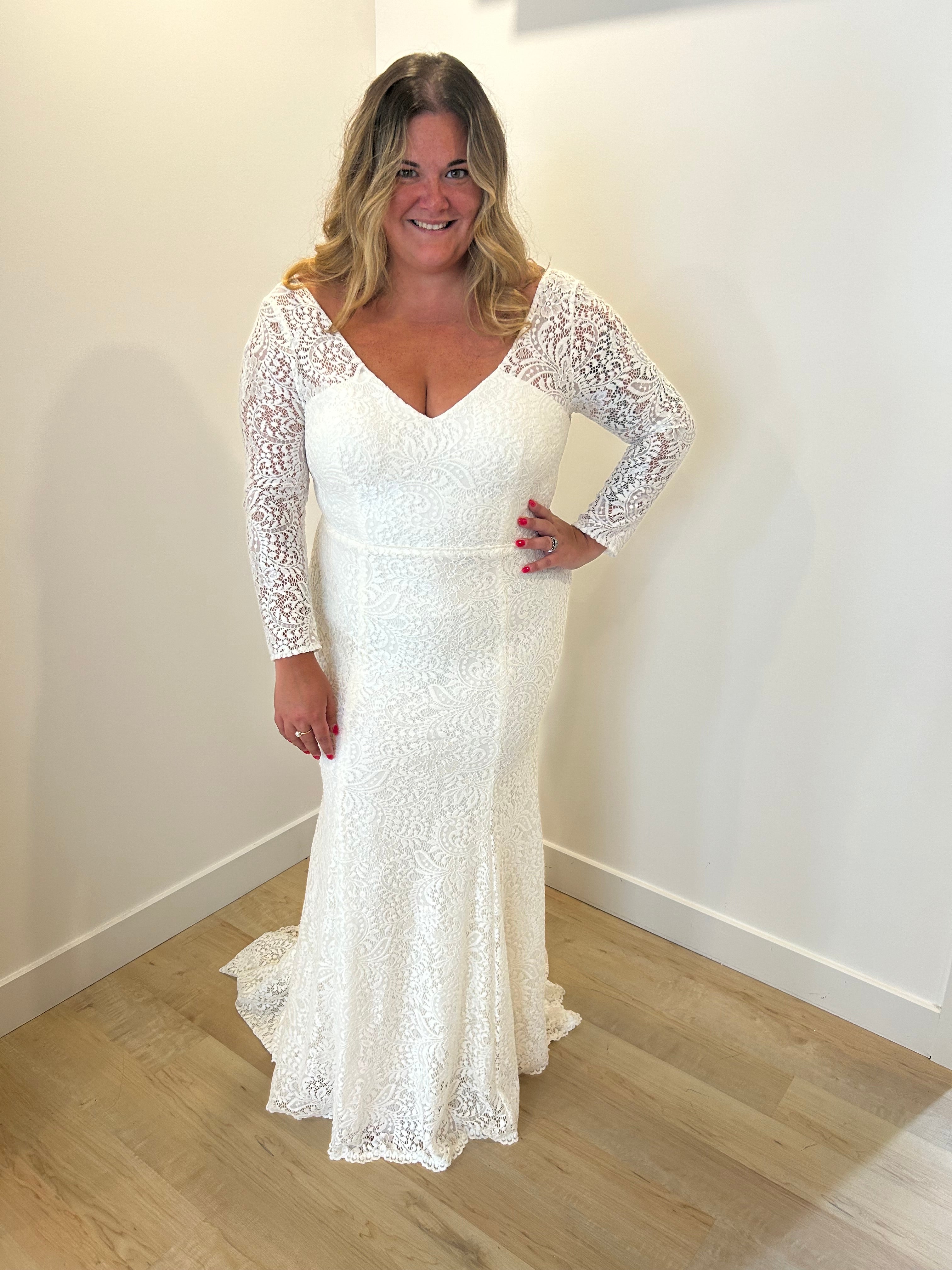 Wilma - robe de mariée en dentelle extensible de coupe ajustée avec dos ouvert en V Wilma - robe de mariée en dentelle extensible de coupe ajustée avec dos ouvert en V