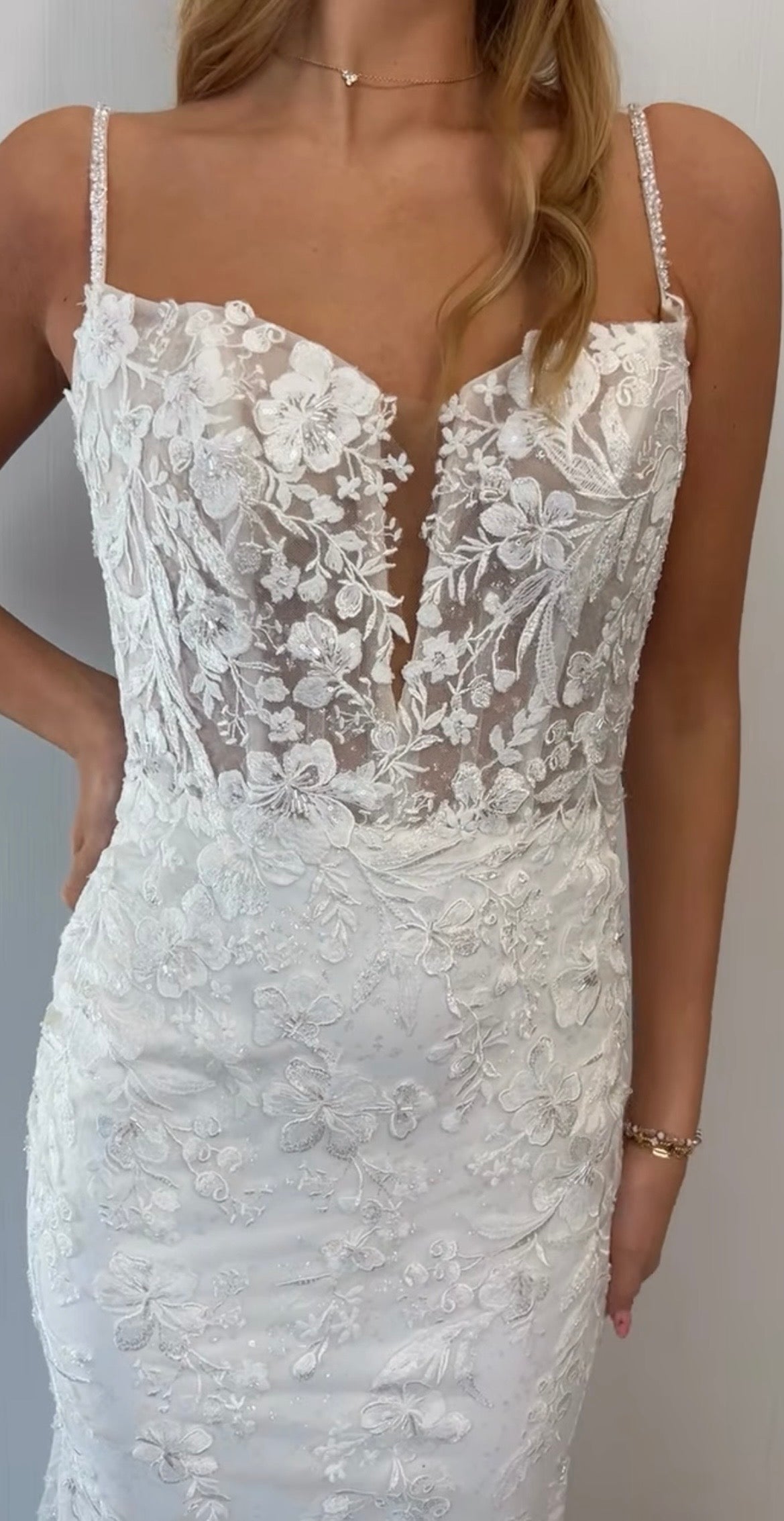 Ambre - robe de mariée coupe ajustée en dentelle avec dos nu Ambre - robe de mariée coupe ajustée en dentelle avec dos nu