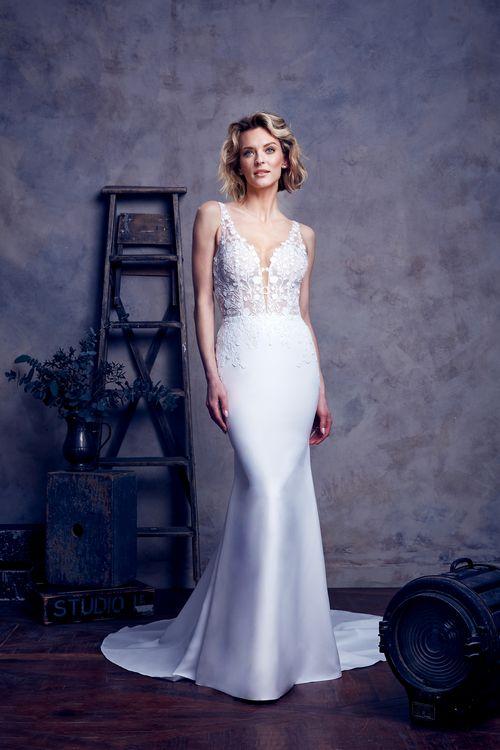 *EXCLUSIVITÉ* Adelina - robe de mariée minimaliste en crêpe extensible de coupe ajustée à haut brodé de dentelle *EXCLUSIVITÉ* Adelina - robe de mariée minimaliste en crêpe extensible de coupe ajustée à haut brodé de dentelle