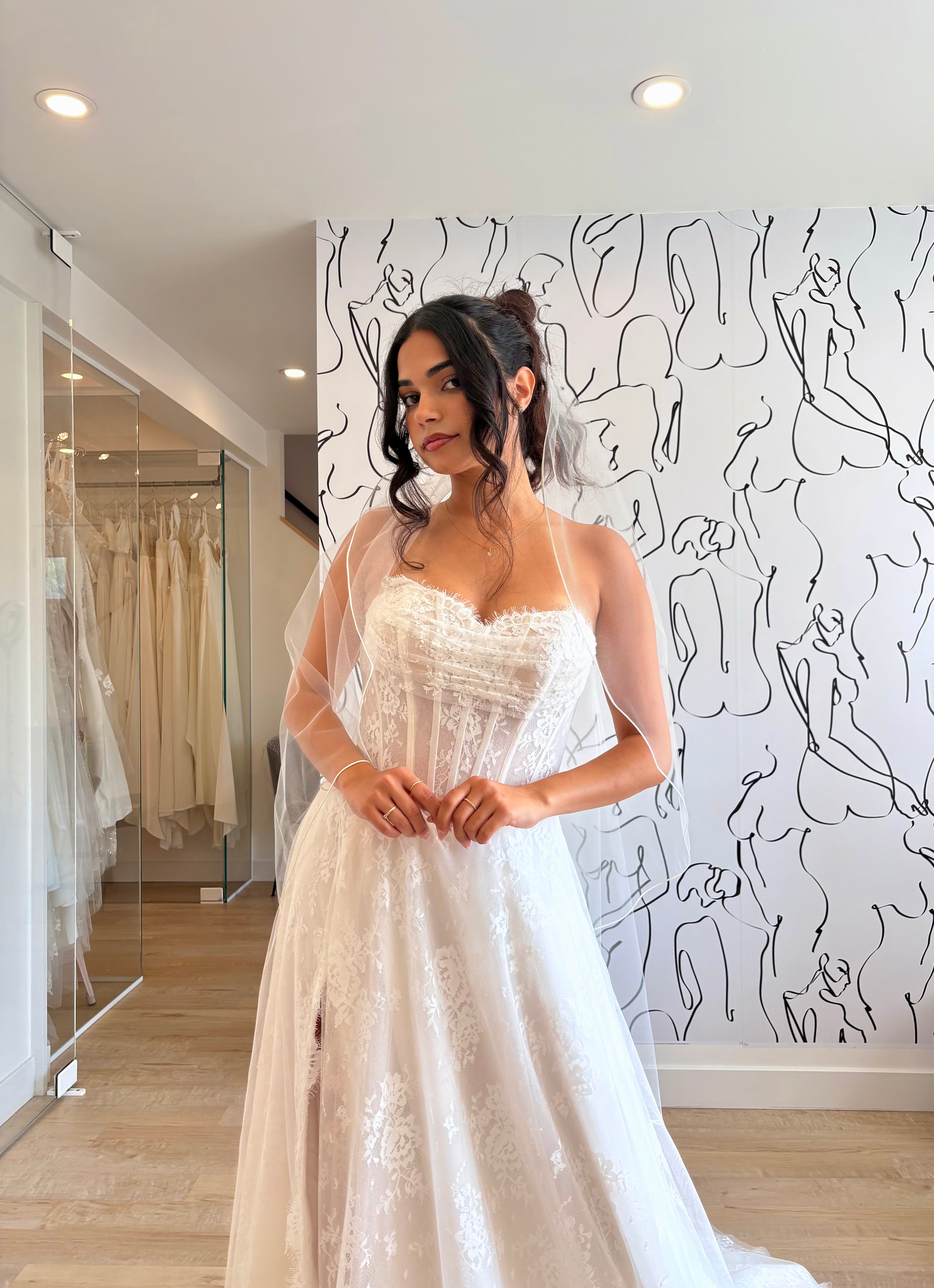 Théo - robe de mariée moderne avec haut corset sans bretelle toute en dentelle non perlé avec fente Théo - robe de mariée moderne avec haut corset sans bretelle toute en dentelle non perlé avec fente