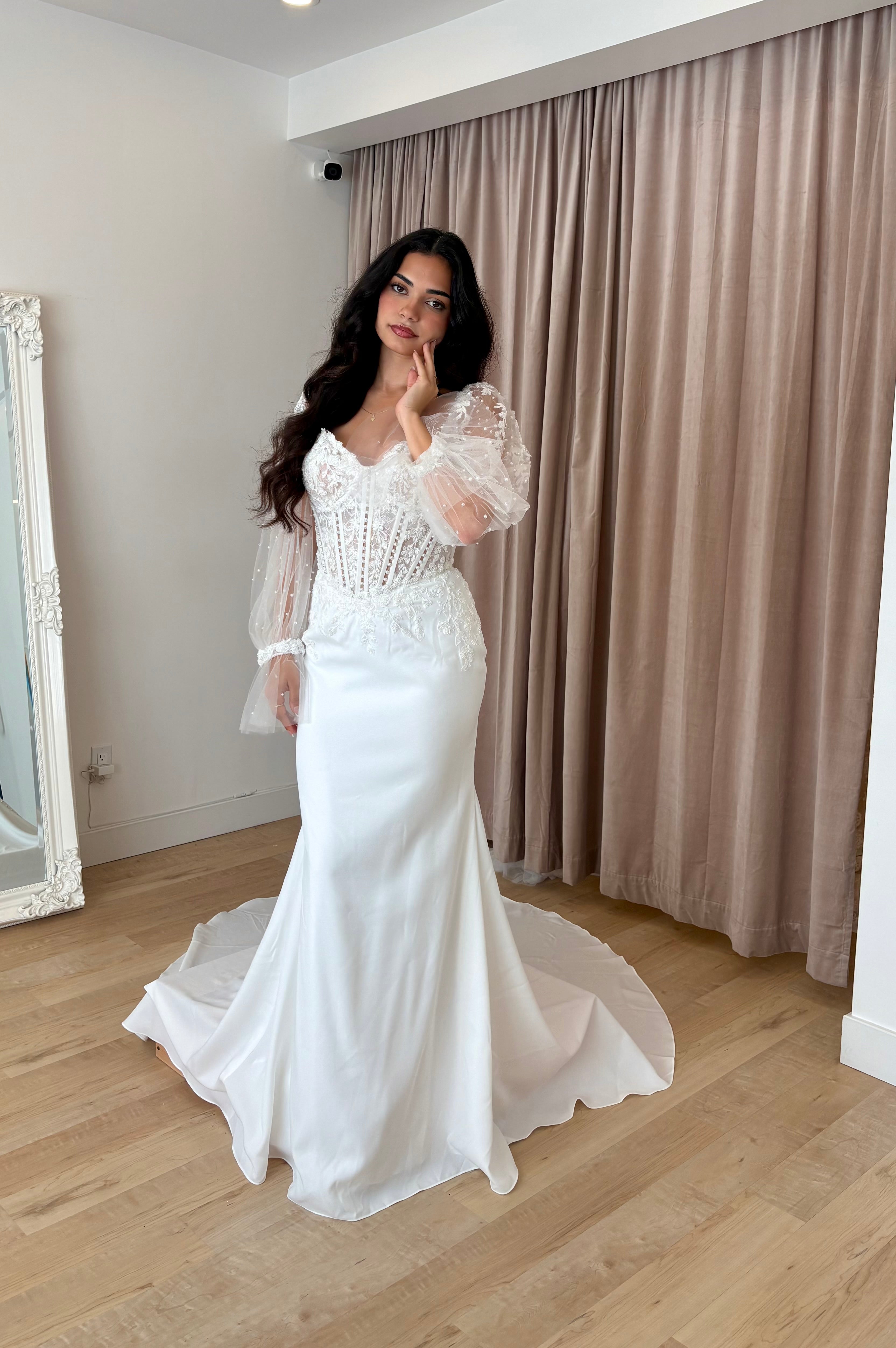 Laidey - robe de mariée moderne transformable avec haut corset sans bretelle en dentelle et perles avec jupe et manches amovibles Laidey - robe de mariée moderne transformable avec haut corset sans bretelle en dentelle et perles avec jupe et manches amovibles
