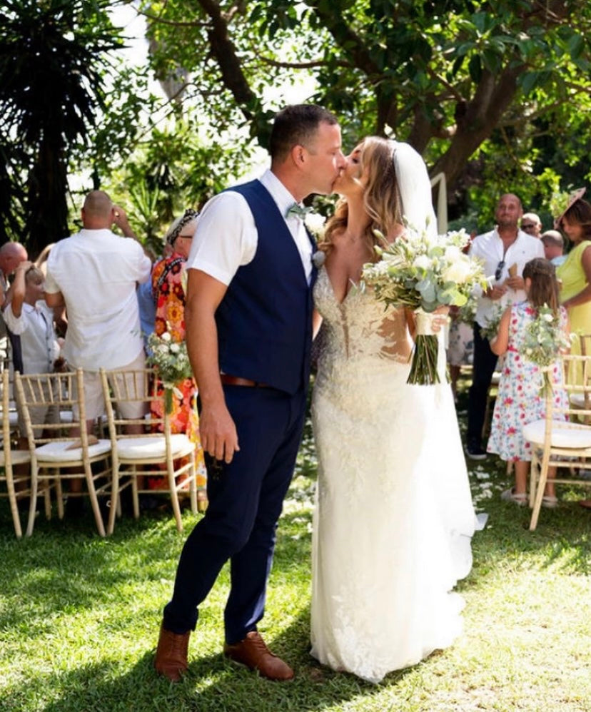 Natalia - robe de mariée sexy et audacieuse de coupe ajustée en dentelle luxueuse et dos ouvert en V Natalia - robe de mariée sexy et audacieuse de coupe ajustée en dentelle luxueuse et dos ouvert en V