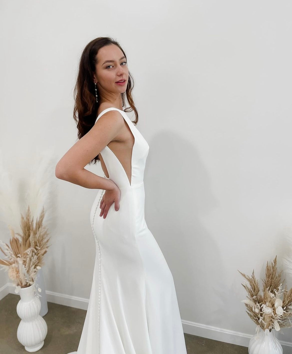 * EXCLUSIVITÉ * Silas - robe de mariée moderne ajustée et épurée à encolure Sabrina et ouvertures transparentes sur les côtés * EXCLUSIVITÉ * Silas - robe de mariée moderne ajustée et épurée à encolure Sabrina et ouvertures transparentes sur les côtés