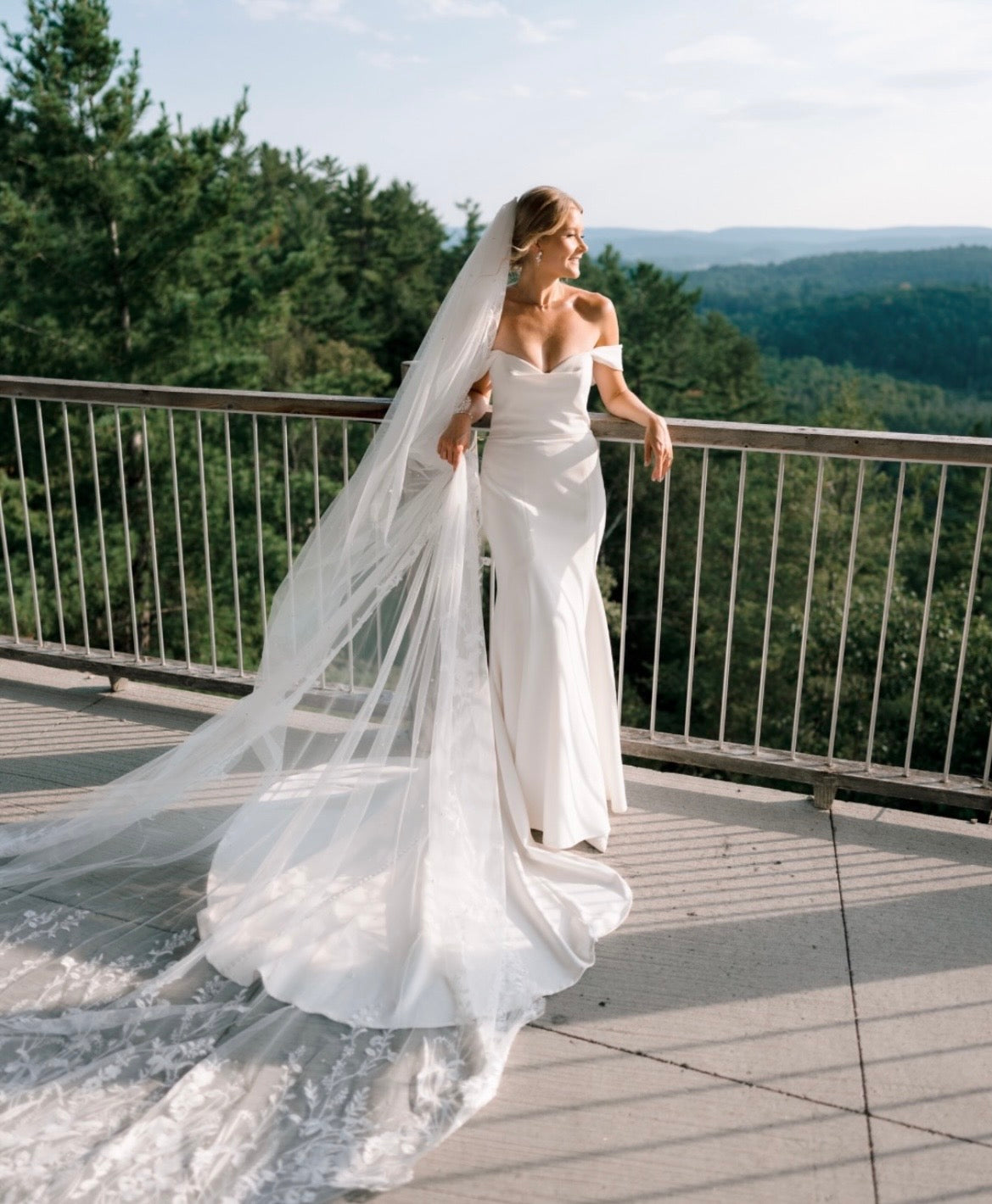 Grigio - robe de mariée ajustée en crêpe extensible avec bretelles off soulders amovibles Grigio - robe de mariée ajustée en crêpe extensible avec bretelles off soulders amovibles