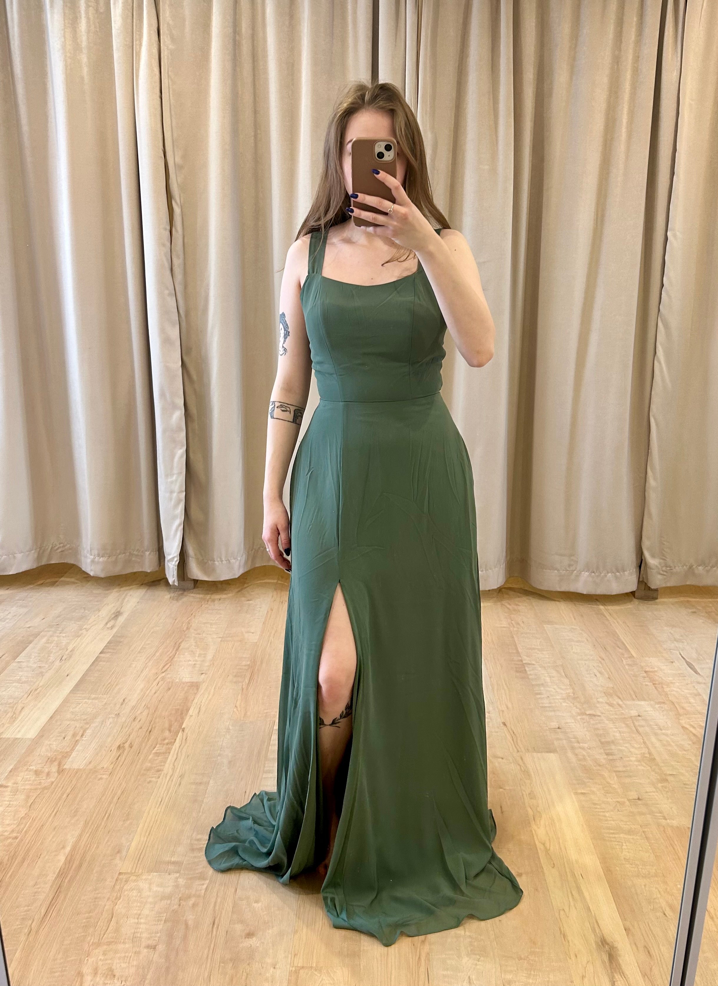 Meredith - Robe longue simple, col carré, jupe avec fente et boucle au dos Meredith - Robe longue simple, col carré, jupe avec fente et boucle au dos