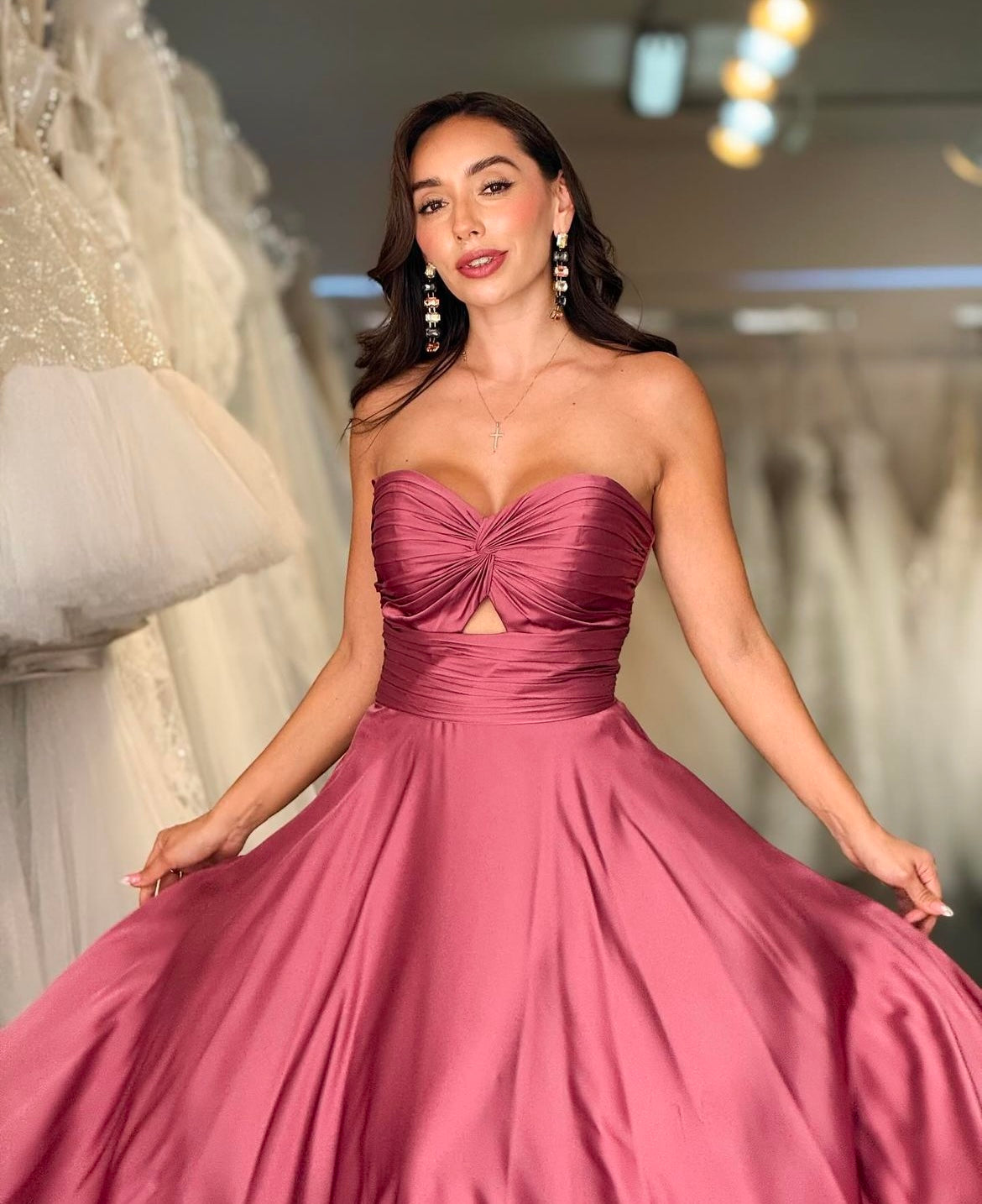 Weston *tailles 4 à 14* - robe longue en tissus satiné avec bustier en coeur et cut-out à l'avant Weston *tailles 4 à 14* - robe longue en tissus satiné avec bustier en coeur et cut-out à l'avant