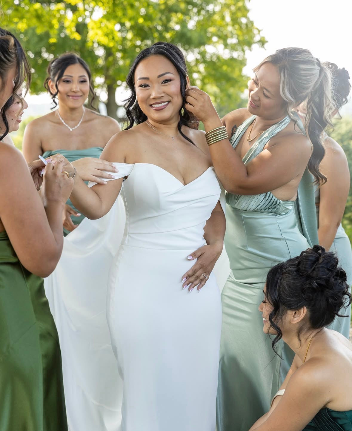 Grigio - robe de mariée ajustée en crêpe extensible avec bretelles off soulders amovibles Grigio - robe de mariée ajustée en crêpe extensible avec bretelles off soulders amovibles