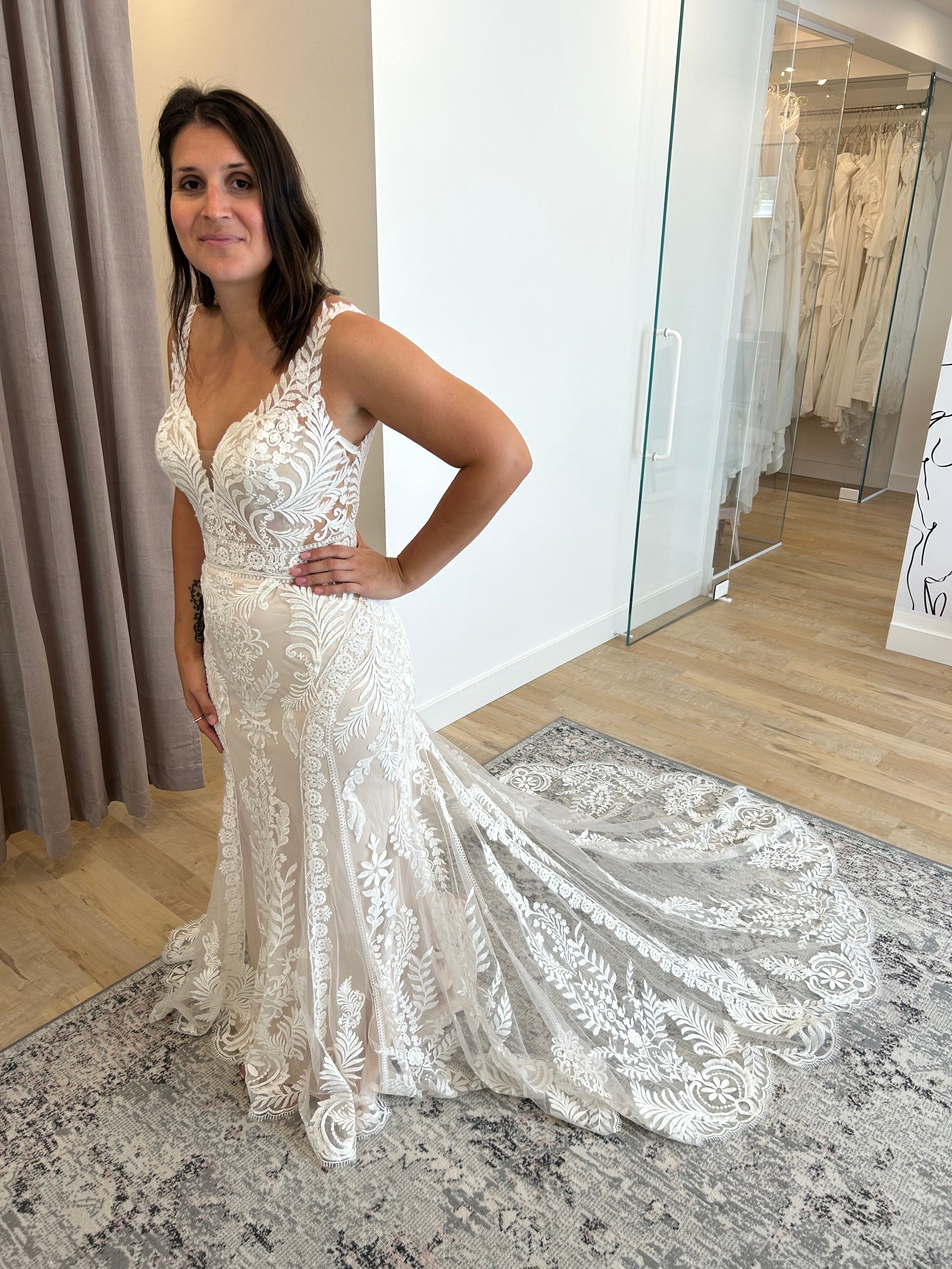 Tennicity - robe de mariée boho à dentelle perlée à motifs statement Tennicity - robe de mariée boho à dentelle perlée à motifs statement