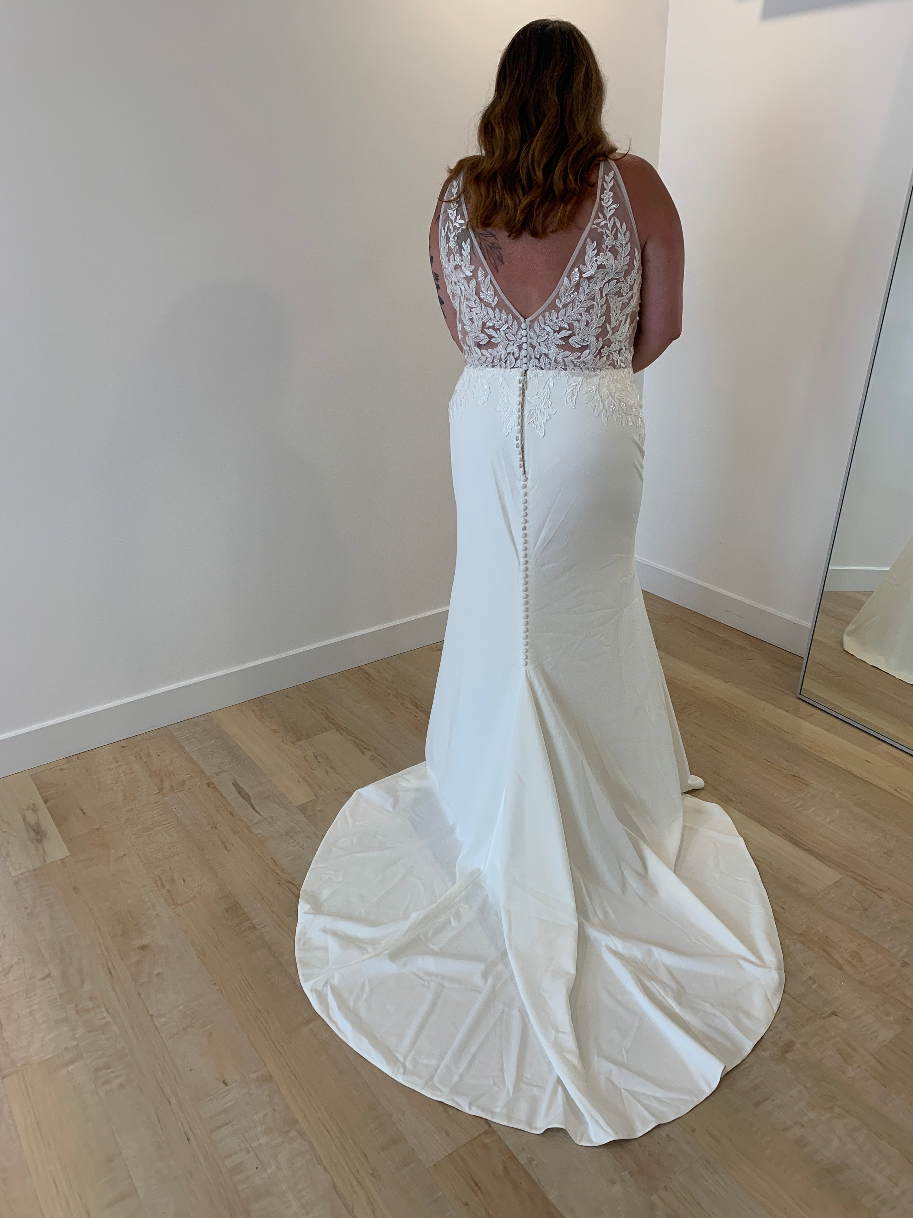 *EXCLUSIVITÉ* Marjorie *échantillon taille 22* - robe de mariée coupe ajustée sans manches avec bas en crêpe et haut brodé à motif végétal *EXCLUSIVITÉ* Marjorie *échantillon taille 22* - robe de mariée coupe ajustée sans manches avec bas en crêpe et haut brodé à motif végétal