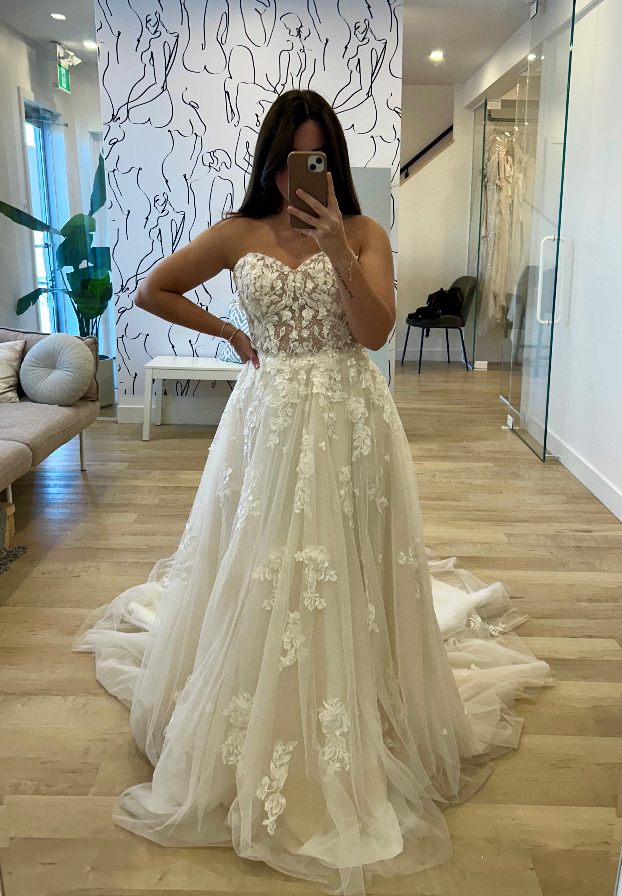 Una - robe moderne et romantique de coupe A en tulle et dentelle 3D avec bretelles tombantes amovibles Una - robe moderne et romantique de coupe A en tulle et dentelle 3D avec bretelles tombantes amovibles