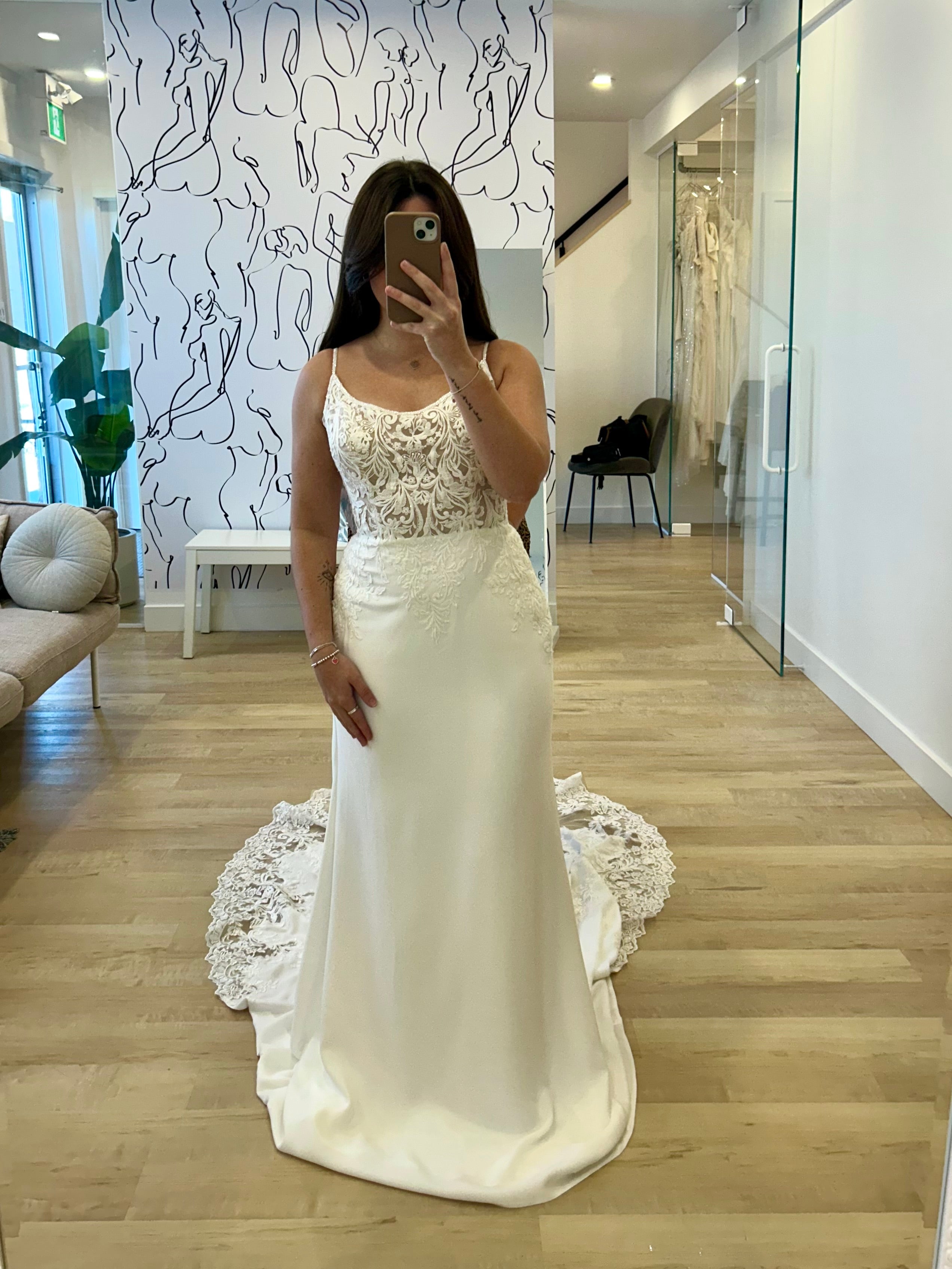 Dario - robe de mariée coupe ajustée en crêpe à bretelles fines et dos totalement ouvert Dario - robe de mariée coupe ajustée en crêpe à bretelles fines et dos totalement ouvert